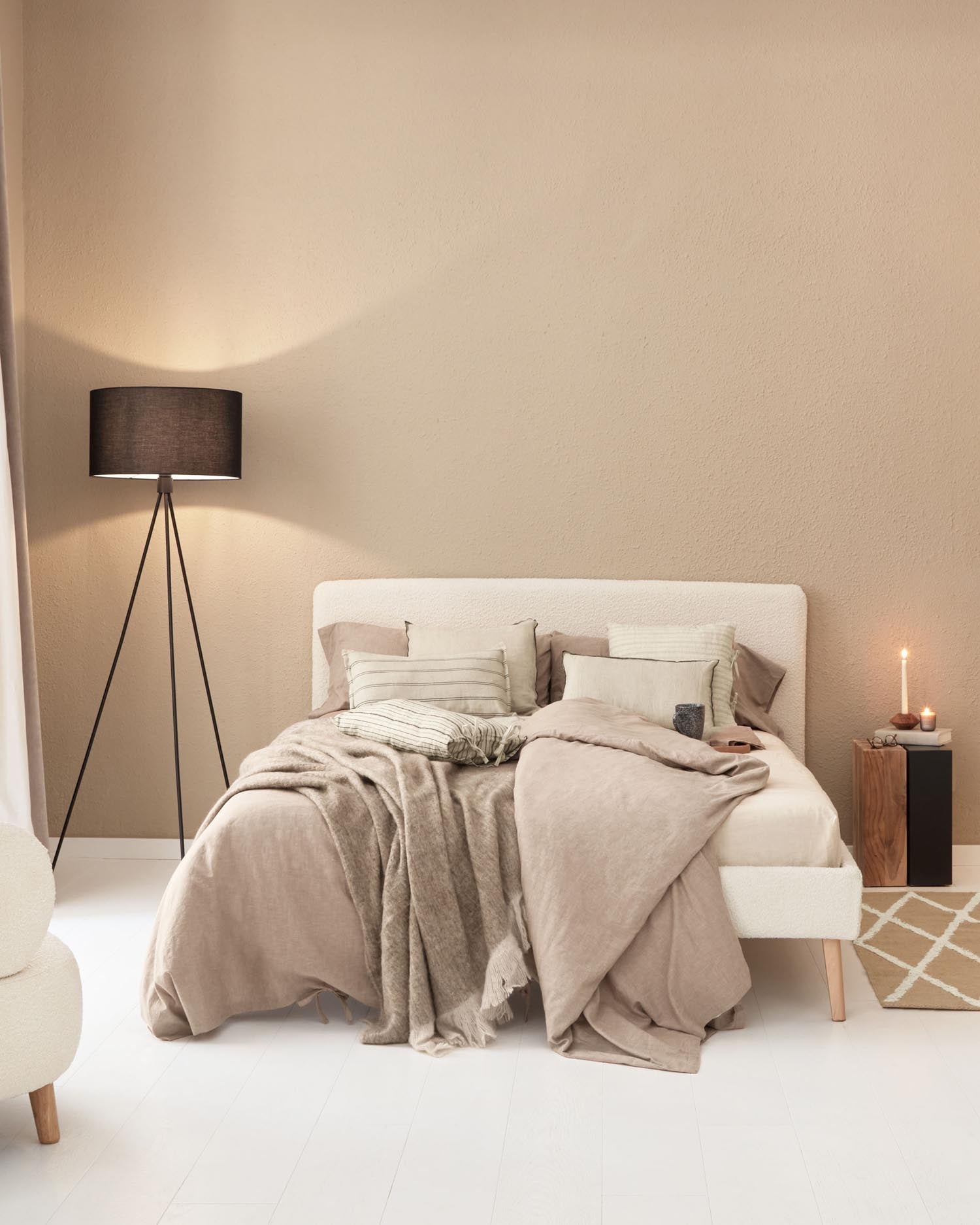 Weißer Bouclé-Bezug Dyla von Kave Home, ideal für 160x200 cm Betten. Modernes Design und erstklassige Qualität.