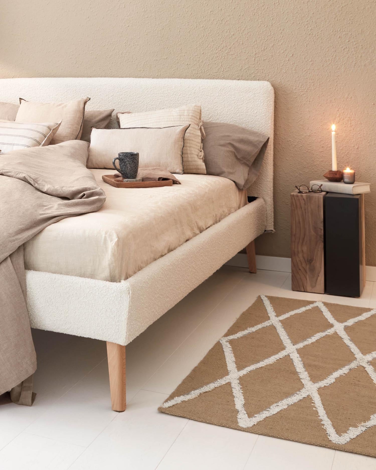 Eleganter Dyla Bouclé-Bezug in Weiß von Kave Home, passend für 160x200 cm Betten. Stilvolles Design und hochwertige Verarbeitung.