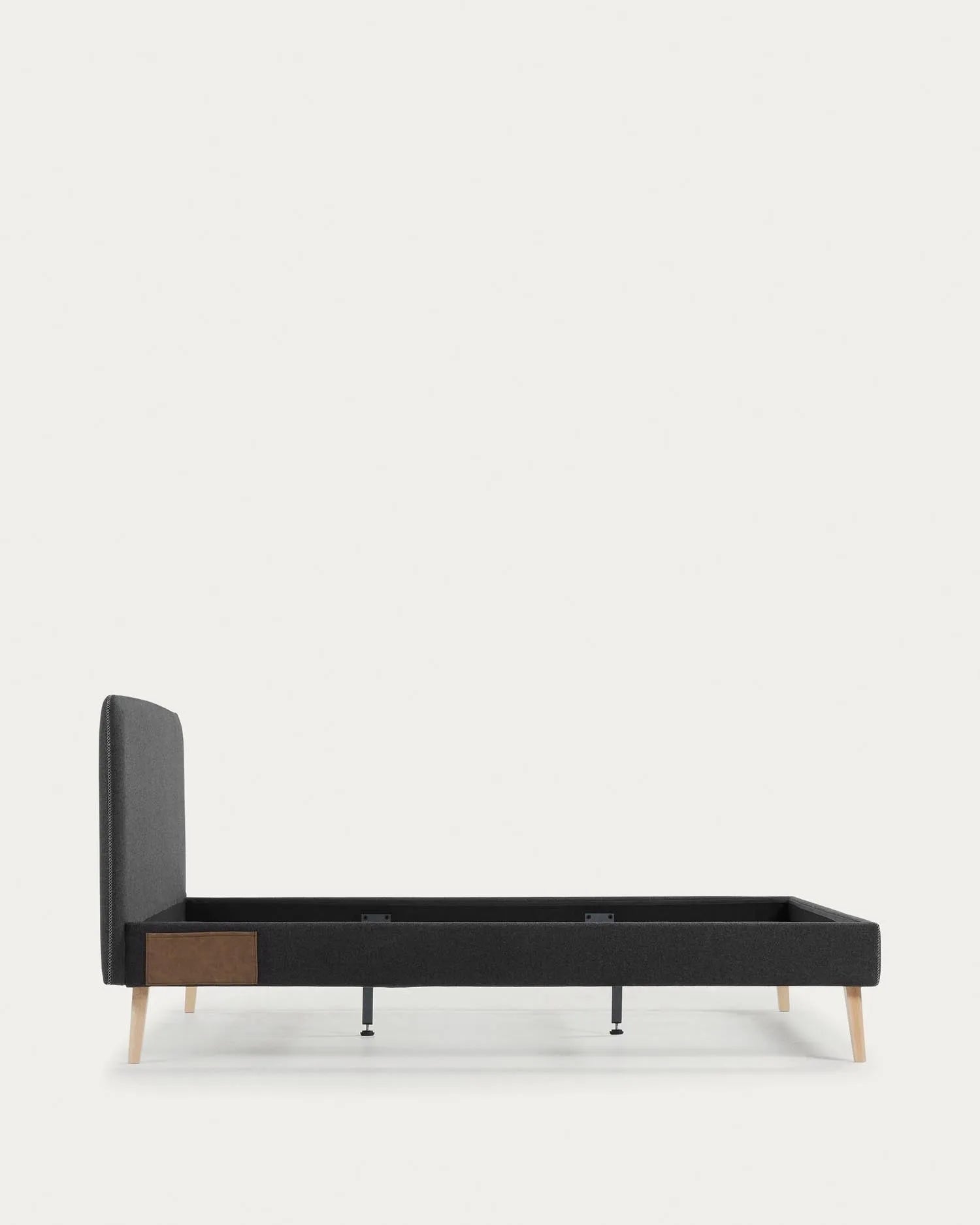 Moderner schwarzer Dyla Bettbezug von Kave Home, ideal für 160x200 cm Matratzen, stilvoll und hochwertig verarbeitet.