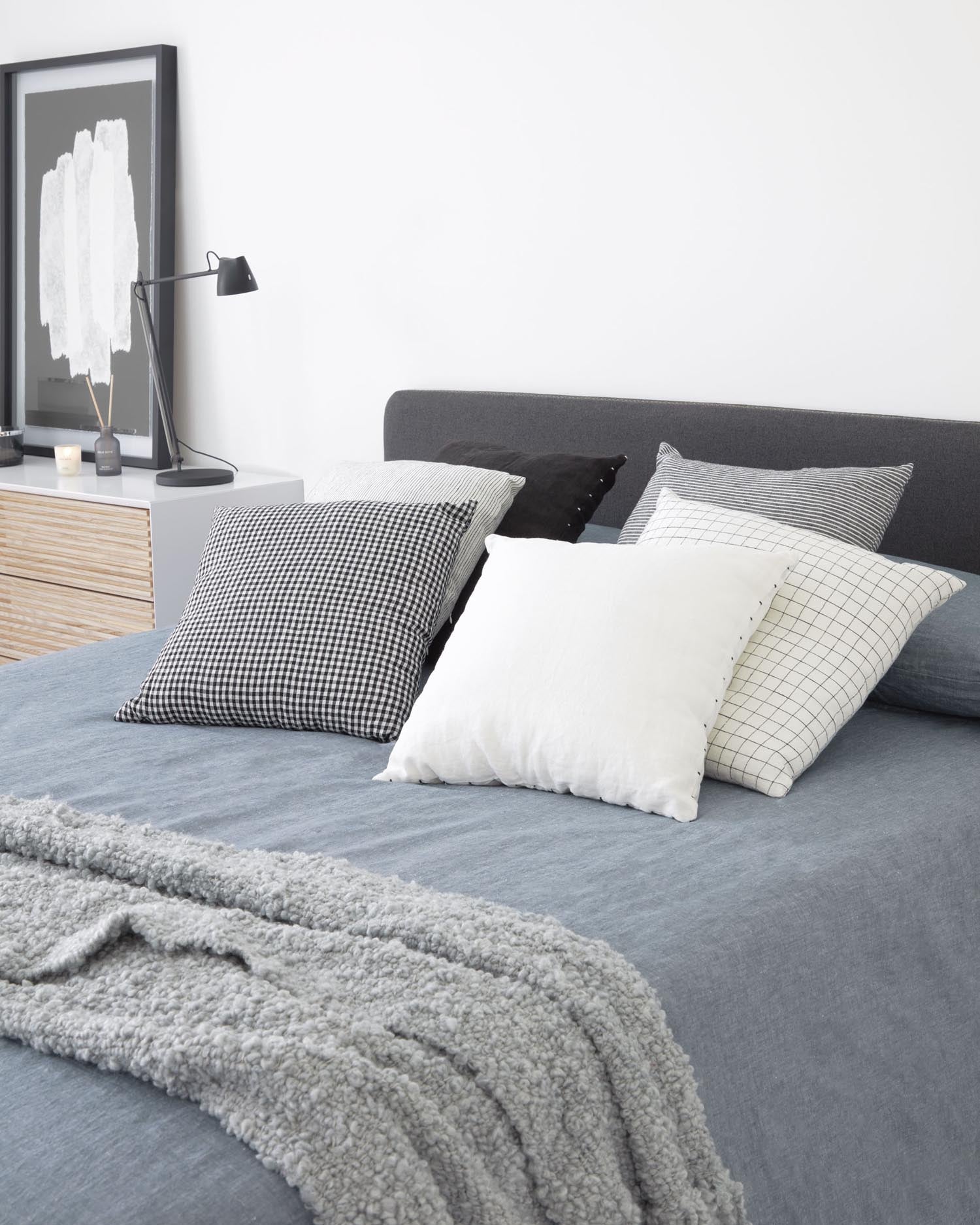 Schwarzer Dyla Bettbezug von Kave Home, ideal für 160x200 cm Matratzen, modern, elegant und hochwertig verarbeitet.