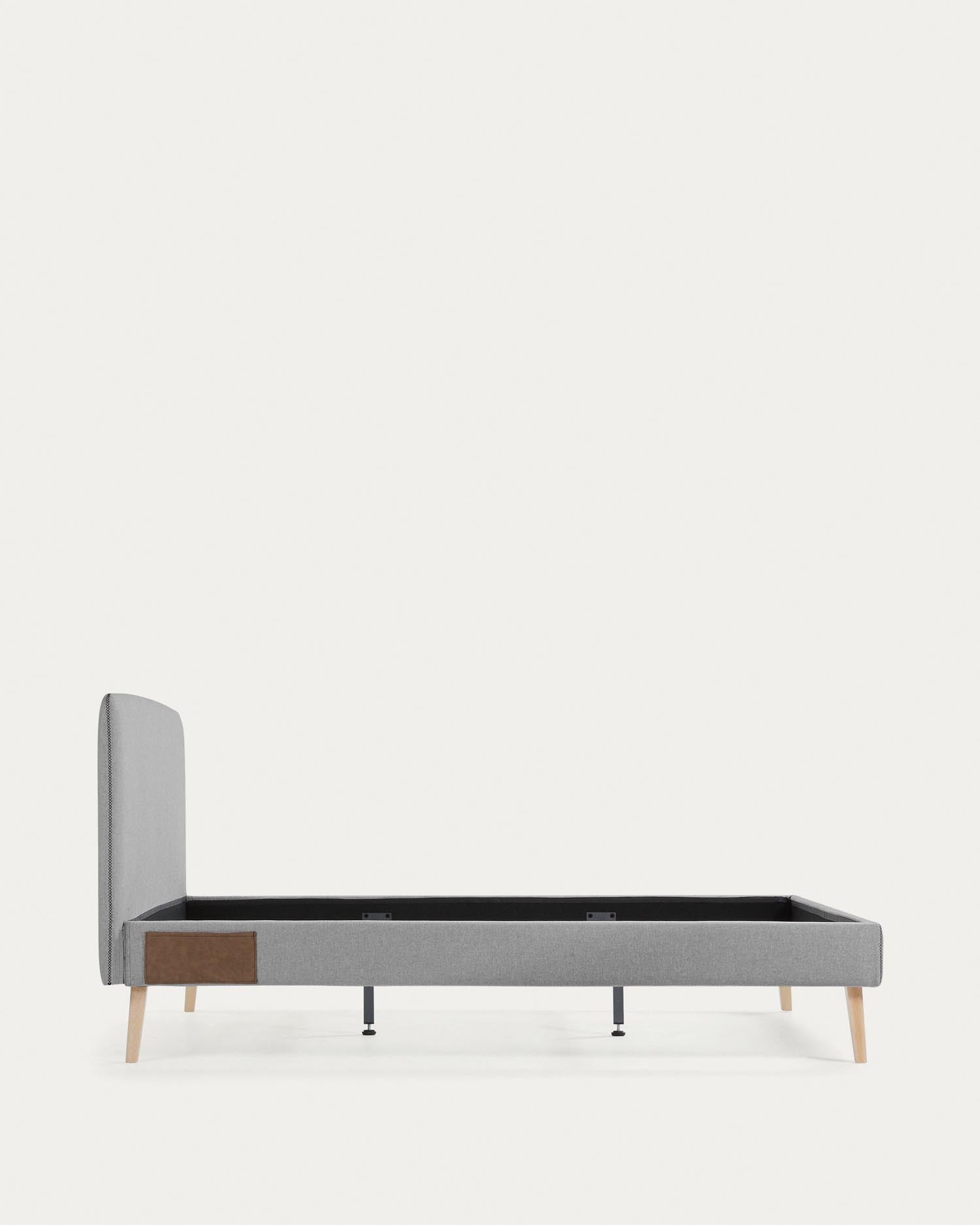 Eleganter grauer Dyla Bettbezug von Kave Home, passend für 160x200 cm Matratzen. Modernes Design für Ihr Schlafzimmer.