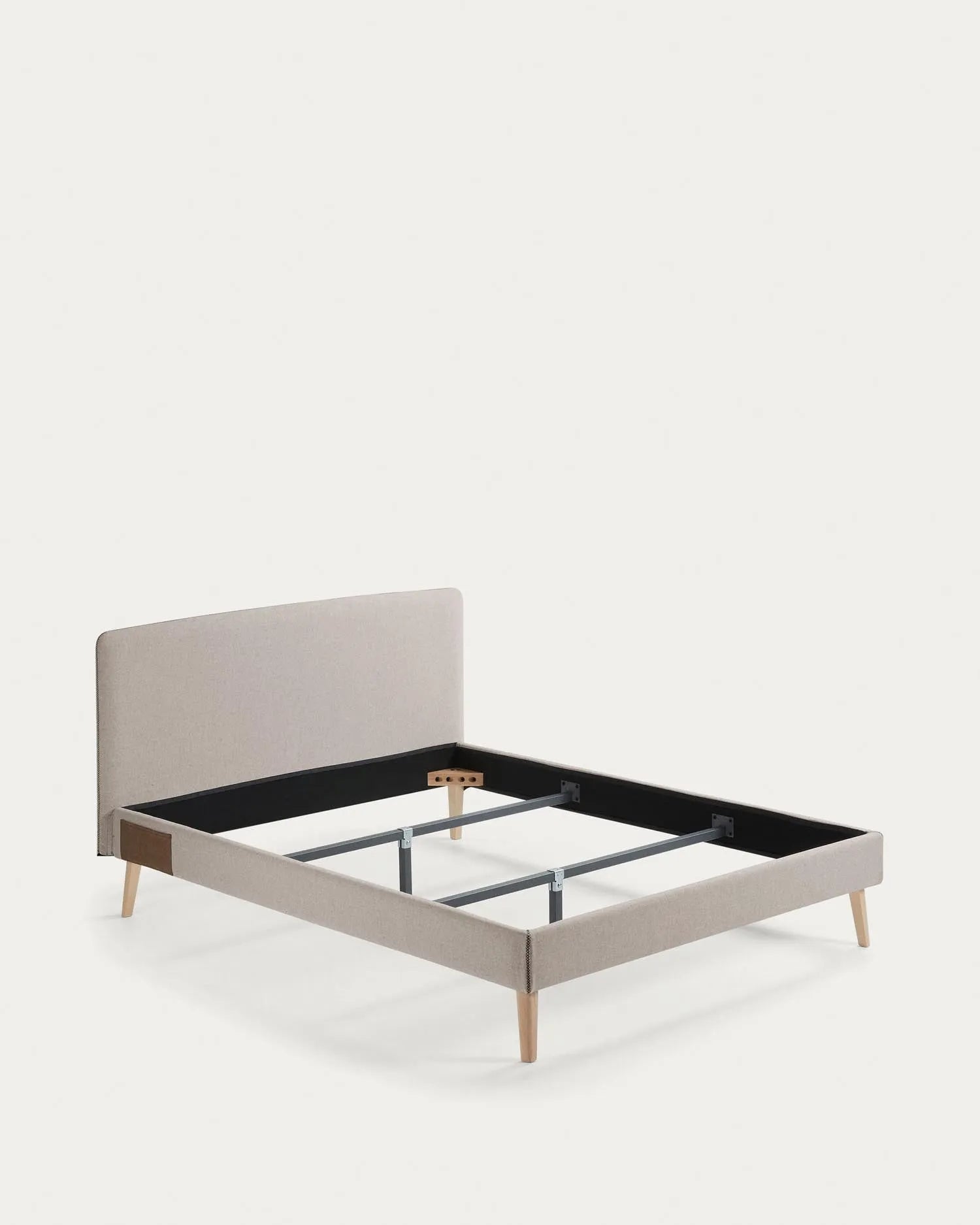 Der Dyla Bezug in Beige von Kave Home: Eleganz und Komfort für Ihr 160x200 cm Bett. Zeitloses Design, Massivholzstabilität, pflegeleicht.