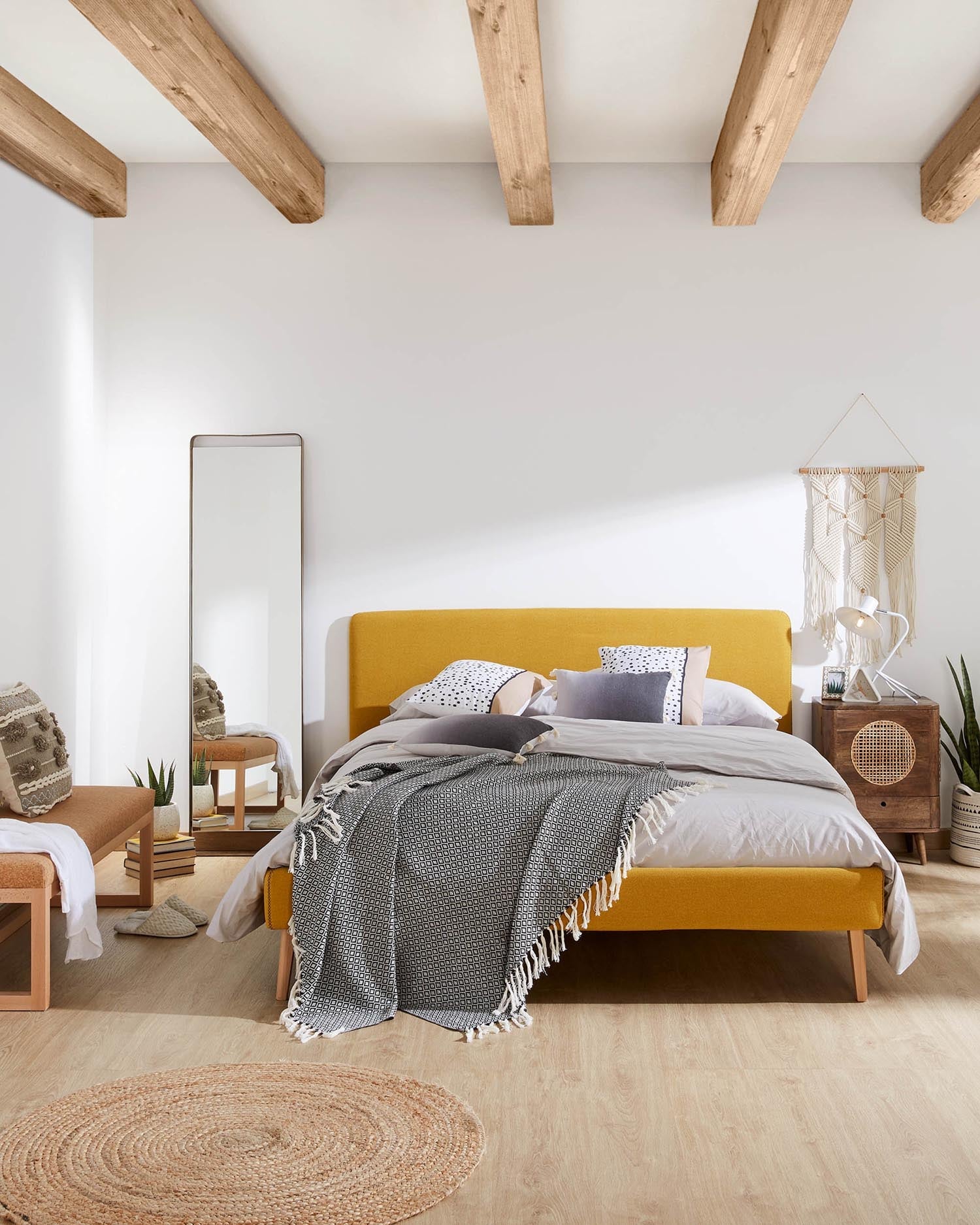 Dyla Bettbezug in Senf von Kave Home, geeignet für 160x200 cm Betten, modern, elegant und perfekt für stilvolle Schlafzimmer.