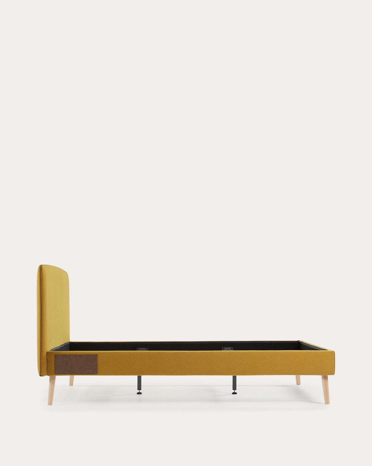 Verleihen Sie Ihrem Schlafzimmer mit dem Dyla Bezug in Senf von Kave Home einen frischen Look. Ideal für 160 x 200 cm Betten, pflegeleicht und elegant.