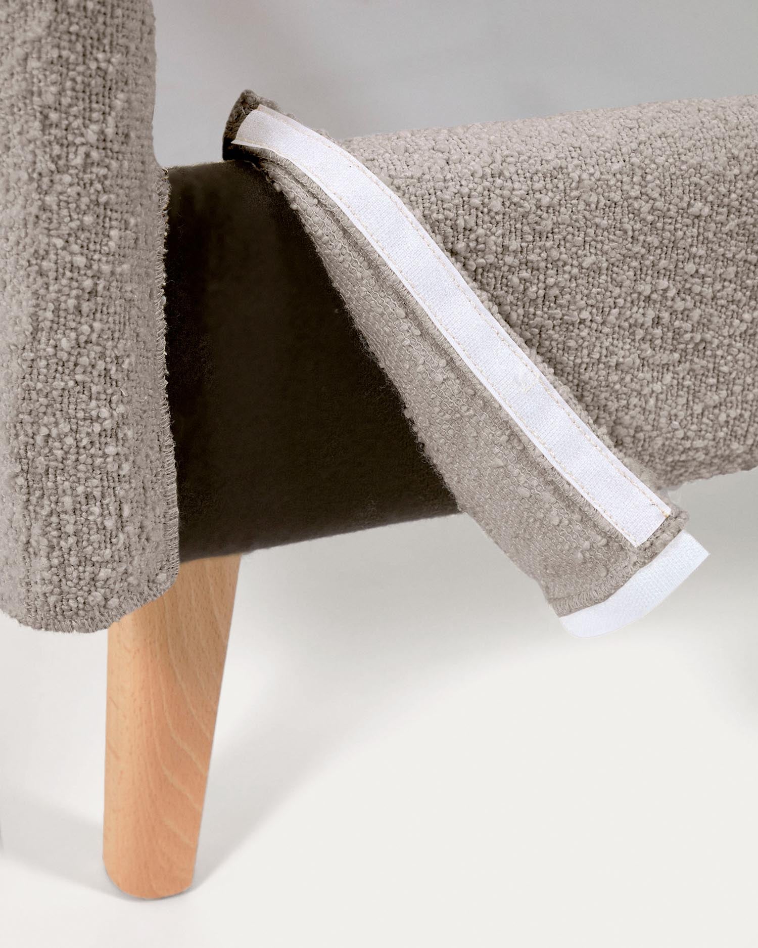 Elegantes Dyla Bett in sanftem Hellgrau aus Bouclé-Stoff von Kave Home, ideal für 160 x 200 cm Matratzen. Stilvoller Komfort für Ihr Schlafzimmer.