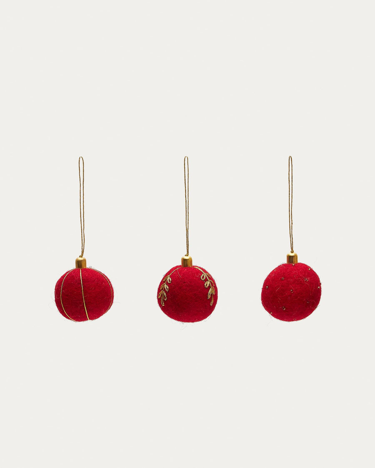 Breshi Set aus 3 kleinen Kugeln in Rot mit goldfarbenen Details in Rot präsentiert im Onlineshop von KAQTU Design AG. Weihnachtszubehör ist von Kave Home