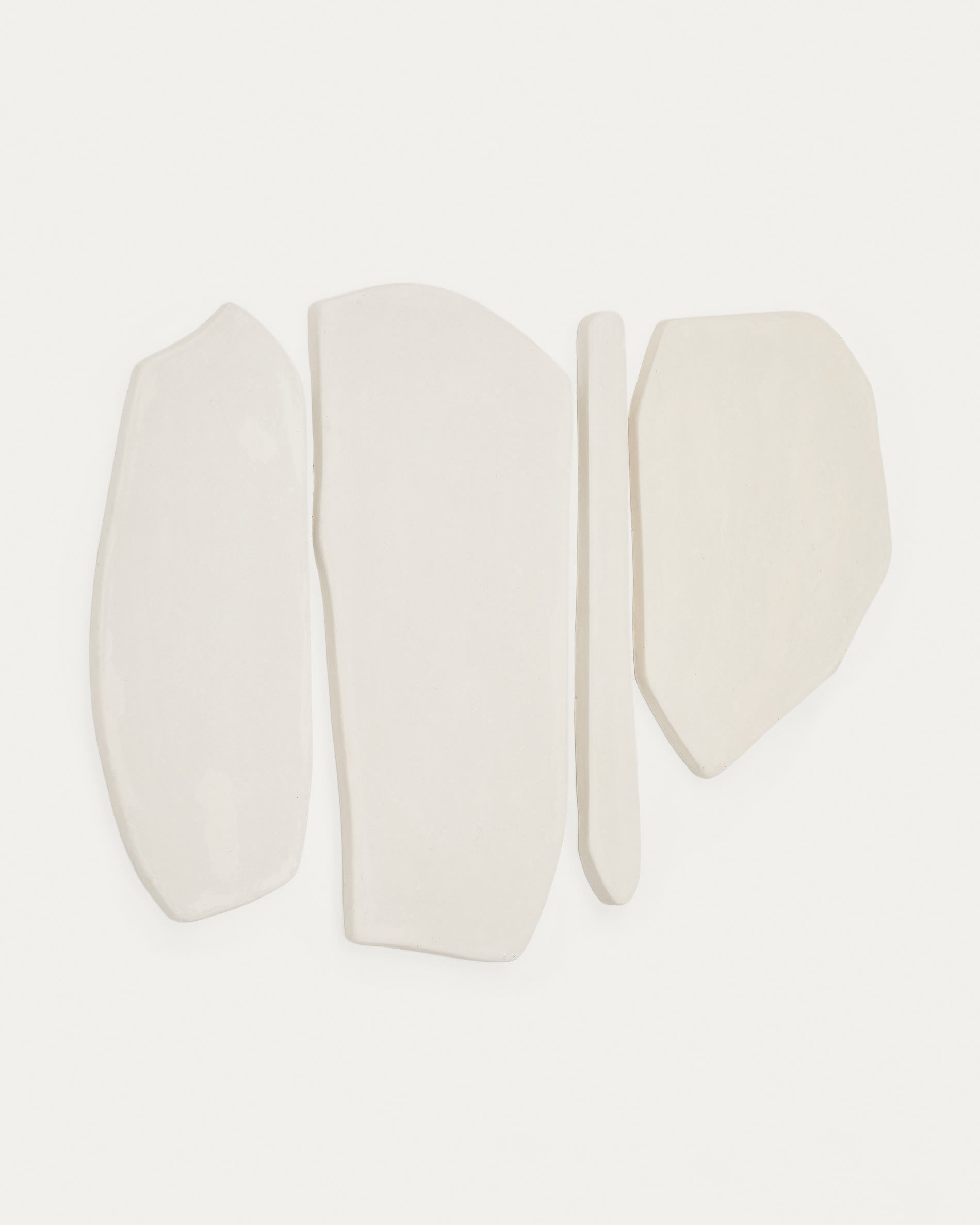 3D-Modell: 4 weisse, elegante Pappmaché-Wanddekos, ideal für minimalistische, skandinavische Räume. AR-kompatibel.