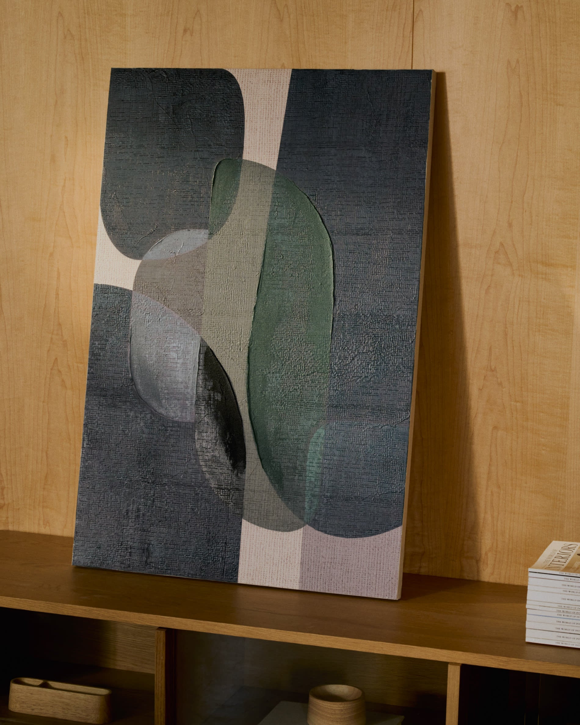 Abstrakte Leinwand Nemsa in Blau und Grün, 90x60 cm, von Kave Home. Stilvolle Wanddekoration für zeitgemäße Wohnräume.