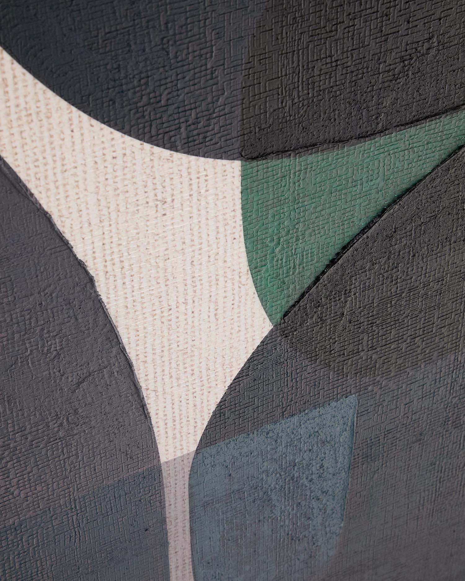 Abstrakte Leinwand Nemsa von Kave Home, 100x80 cm, in Blau und Grün. Ideal für moderne Räume und elegante Wandgestaltung.