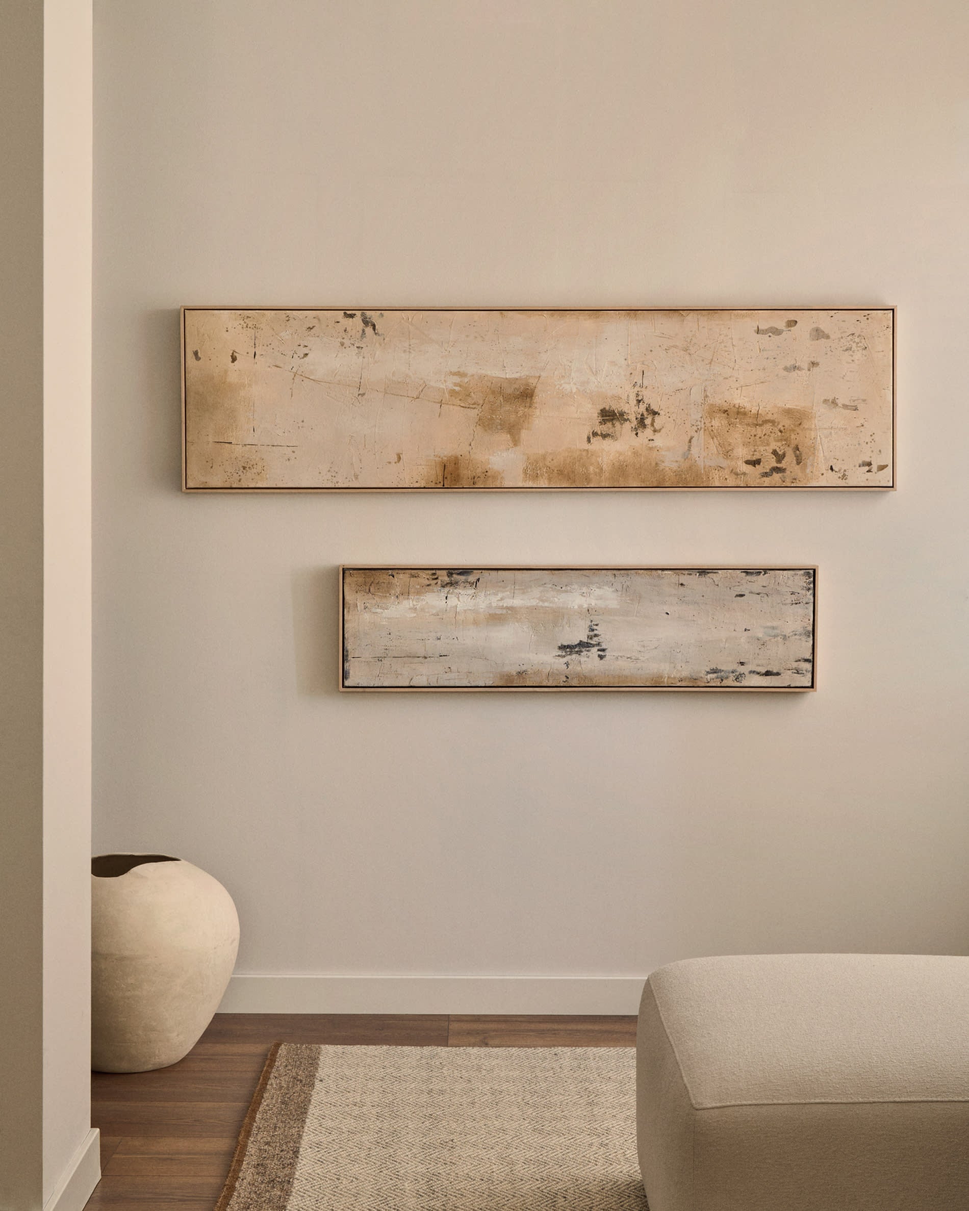 Abstraktes Wandbild Silpa in dunkelbeige, 182x47 cm, von Kave Home. Stilvolle Kunst für zeitgemäße Raumgestaltung.