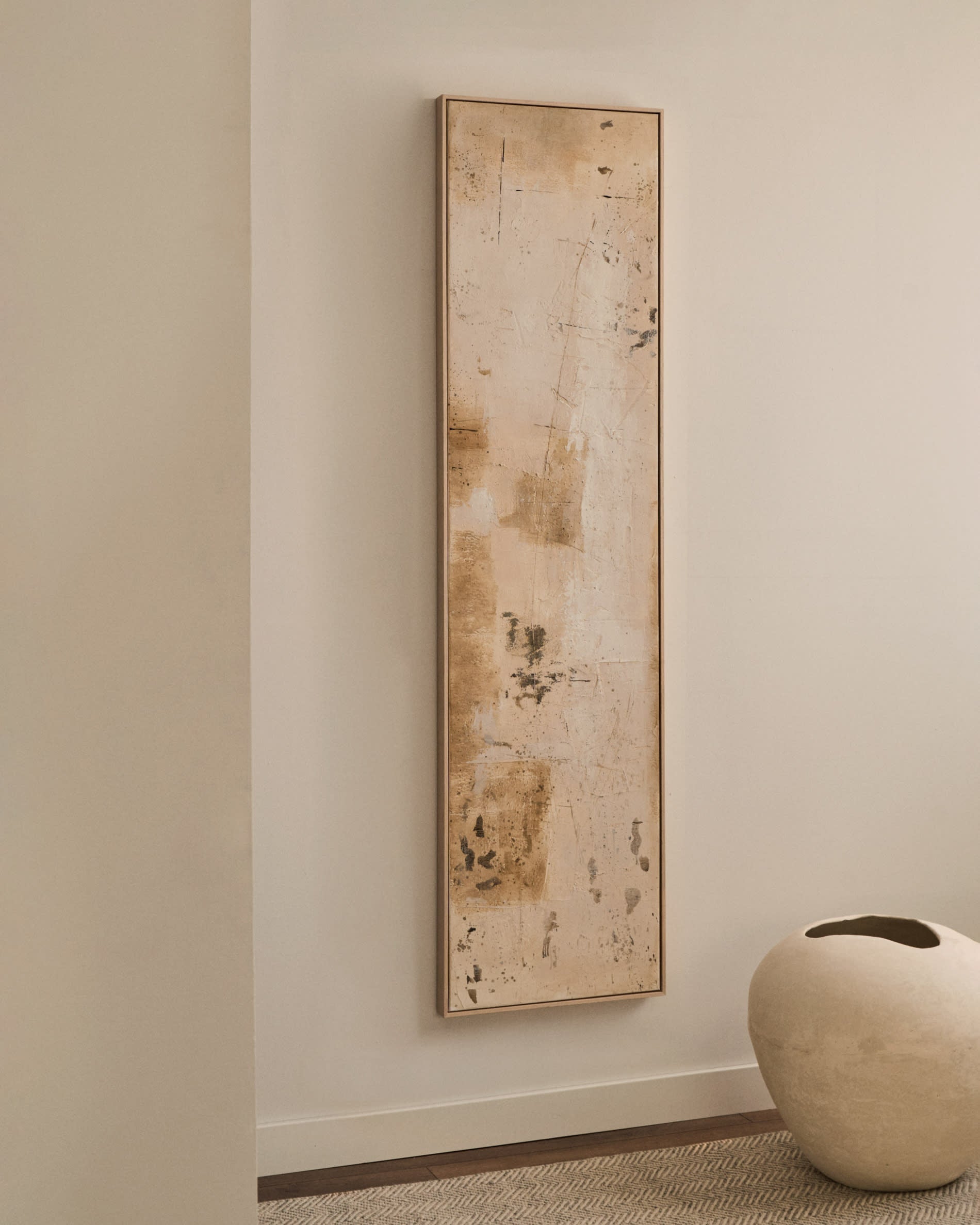 Abstraktes Kunstwerk Silpa in dunkelbeige, 182x47 cm, von Kave Home. Perfekt für moderne und elegante Wohnräume.