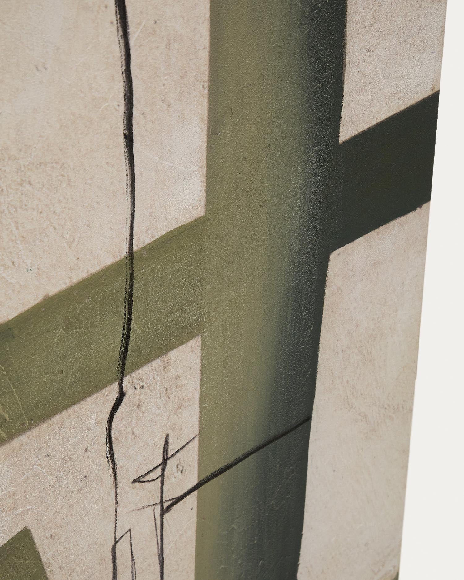 Abstrakte grüne Leinwand von Kave Home, 180x140 cm, stilvolles Design, ideal für moderne Räume, hochwertige Wanddekoration.