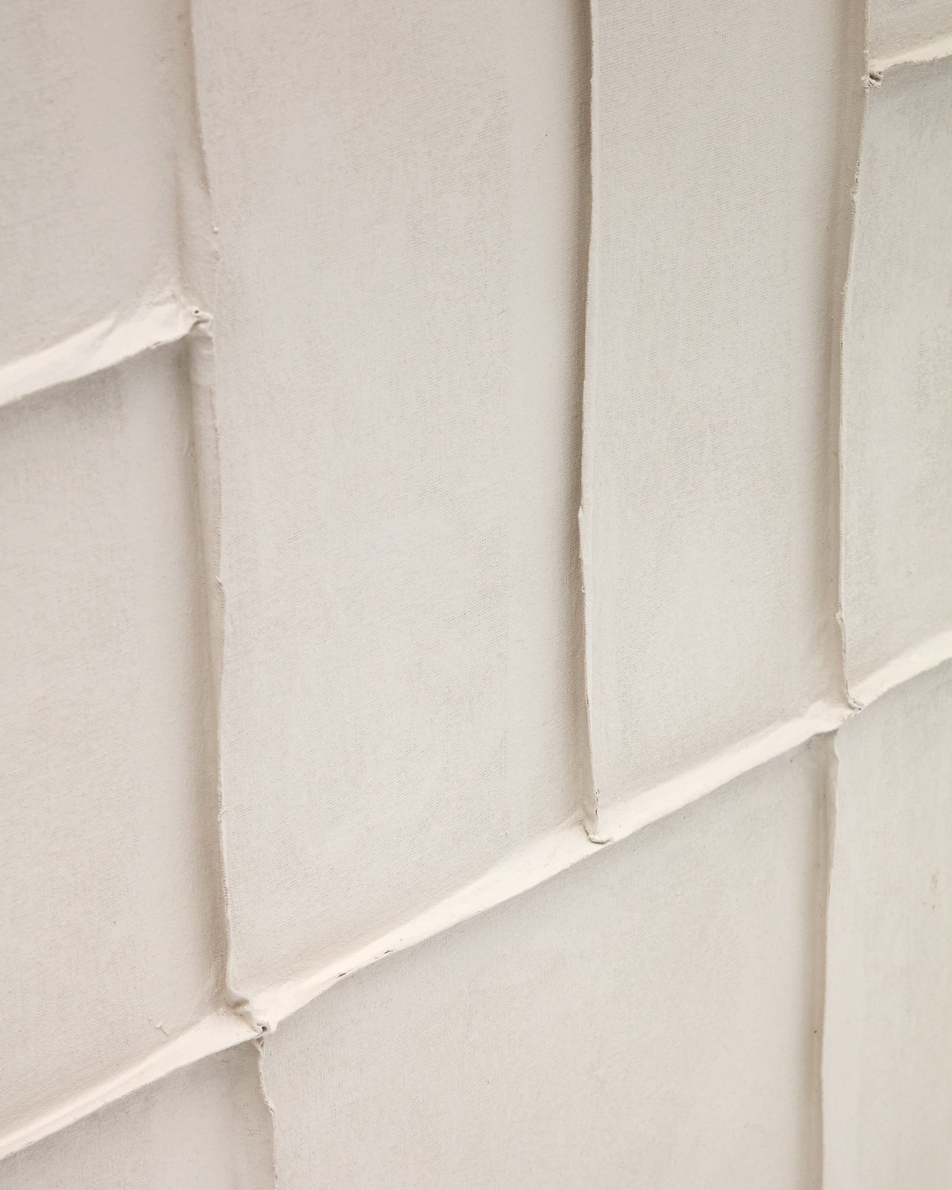 Leinwand Klis von Kave Home, 120x200 cm, aus Leinen mit geometrischen weißen Formen. Perfekt für zeitgemäße Raumgestaltung.
