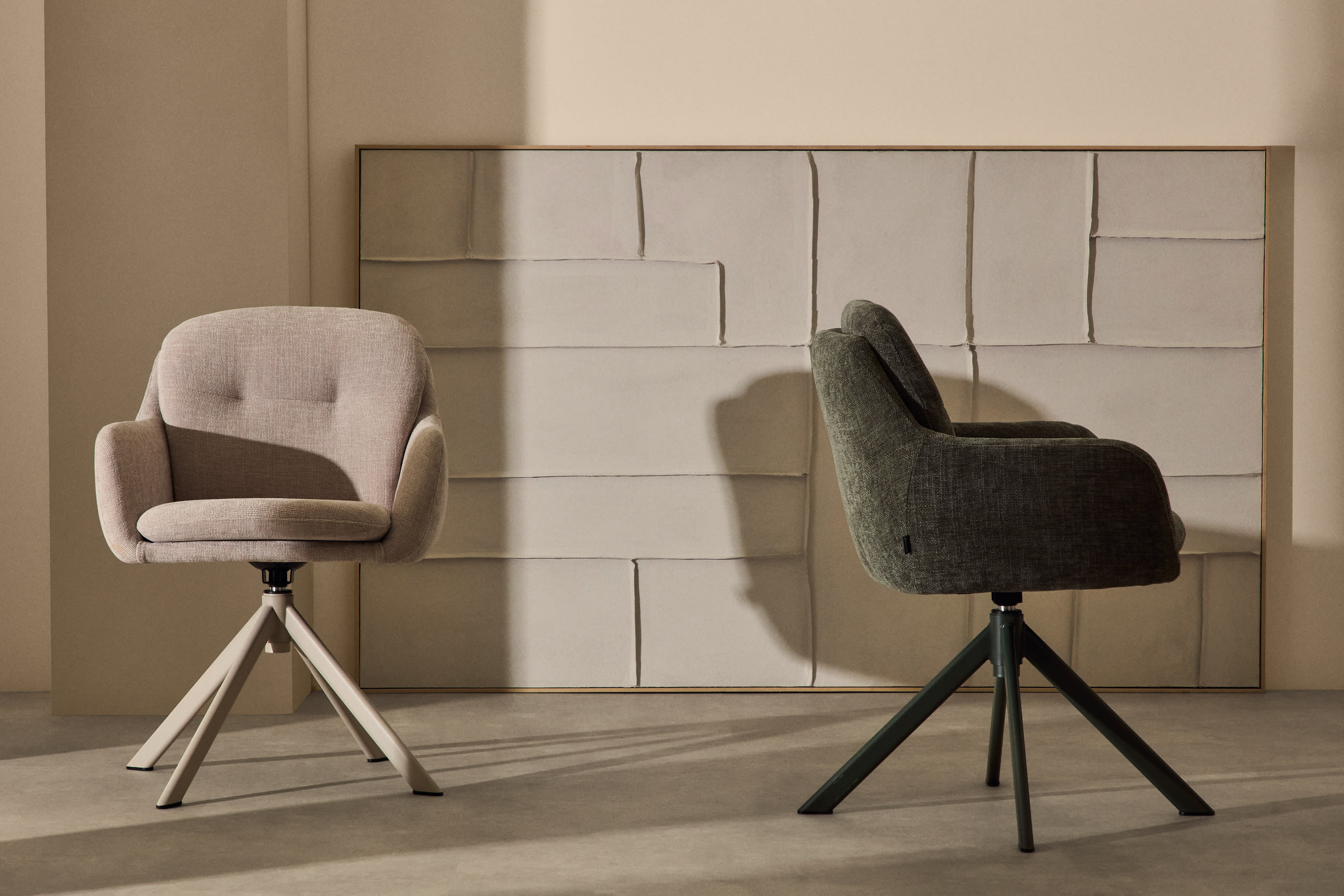 Entdecken Sie das Bild Klis (120 x 200 cm) von Kave Home – ein elegantes Leinenkunstwerk mit harmonischen geometrischen Formen, ideal für moderne Räume.