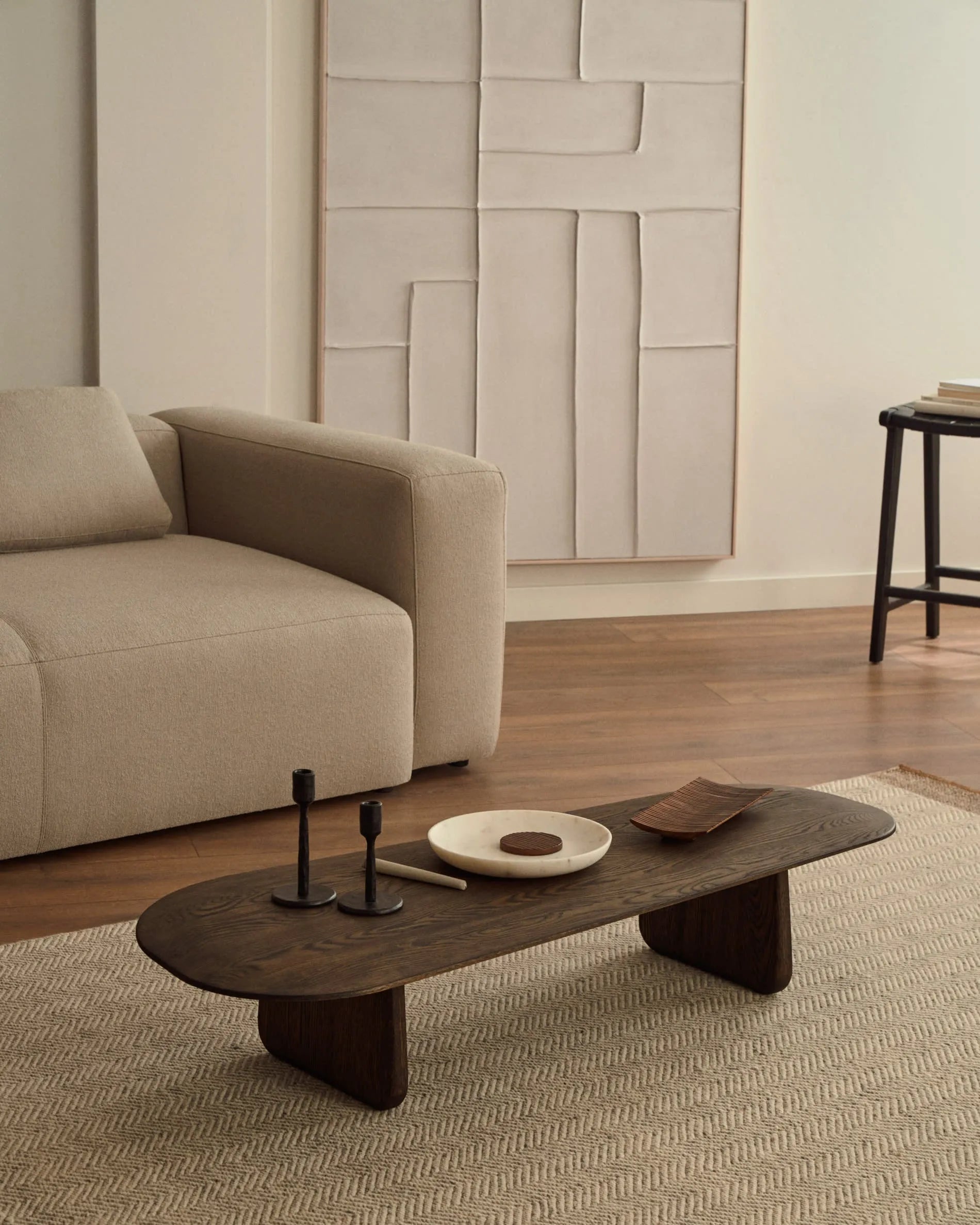 Leinwand Klis von Kave Home, 120x200 cm, aus Leinen mit abstrakten weißen Formen. Perfekt für zeitgenössische Inneneinrichtungen.