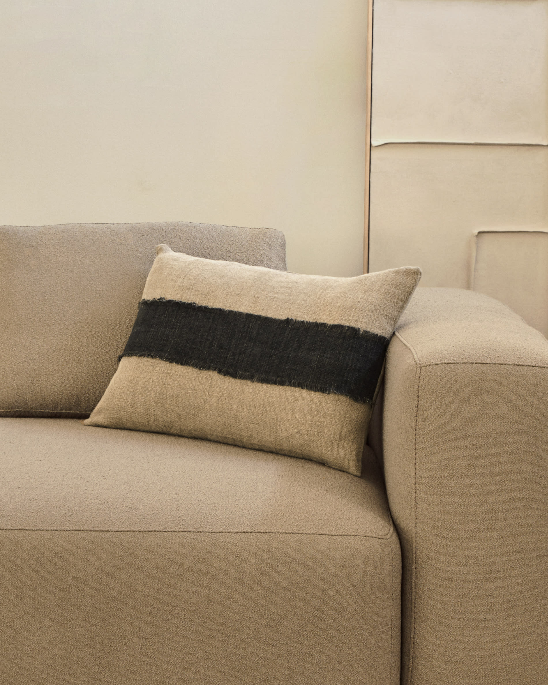 Leinwand Klis von Kave Home, 120x200 cm, aus Leinen mit geometrischen weißen Formen. Perfekt für zeitgemäße Raumgestaltung.