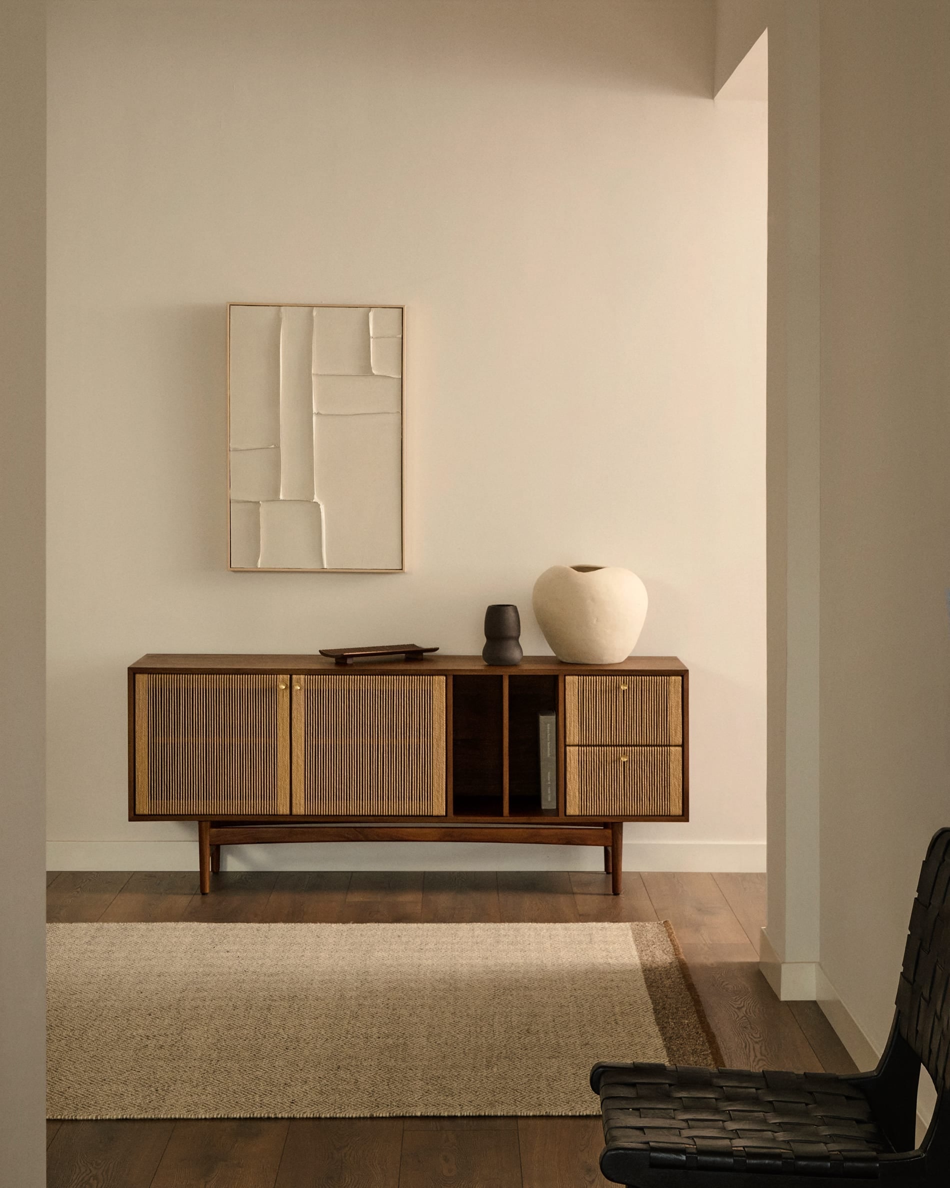 Leinwandbild Klis von Kave Home, 80x100 cm, aus Leinen, mit weißen geometrischen Formen, ideal für moderne Inneneinrichtung.