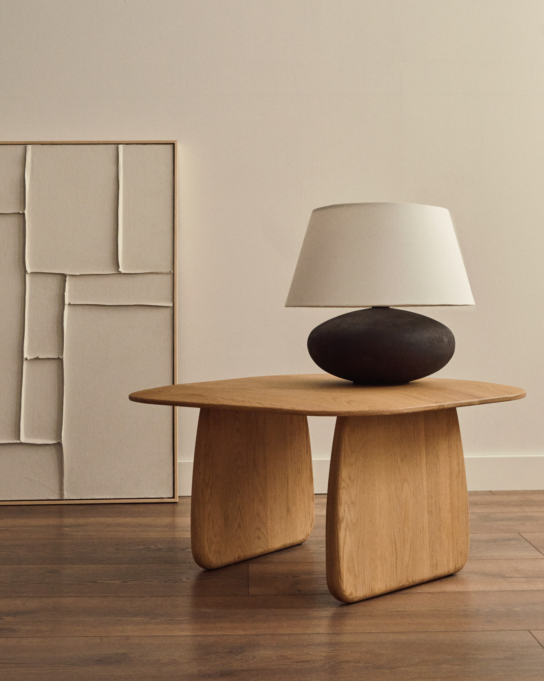 Leinwandbild Klis von Kave Home, 80x100 cm, aus Leinen, mit weißen geometrischen Mustern, perfekt für stilvolle und moderne Wohnräume.