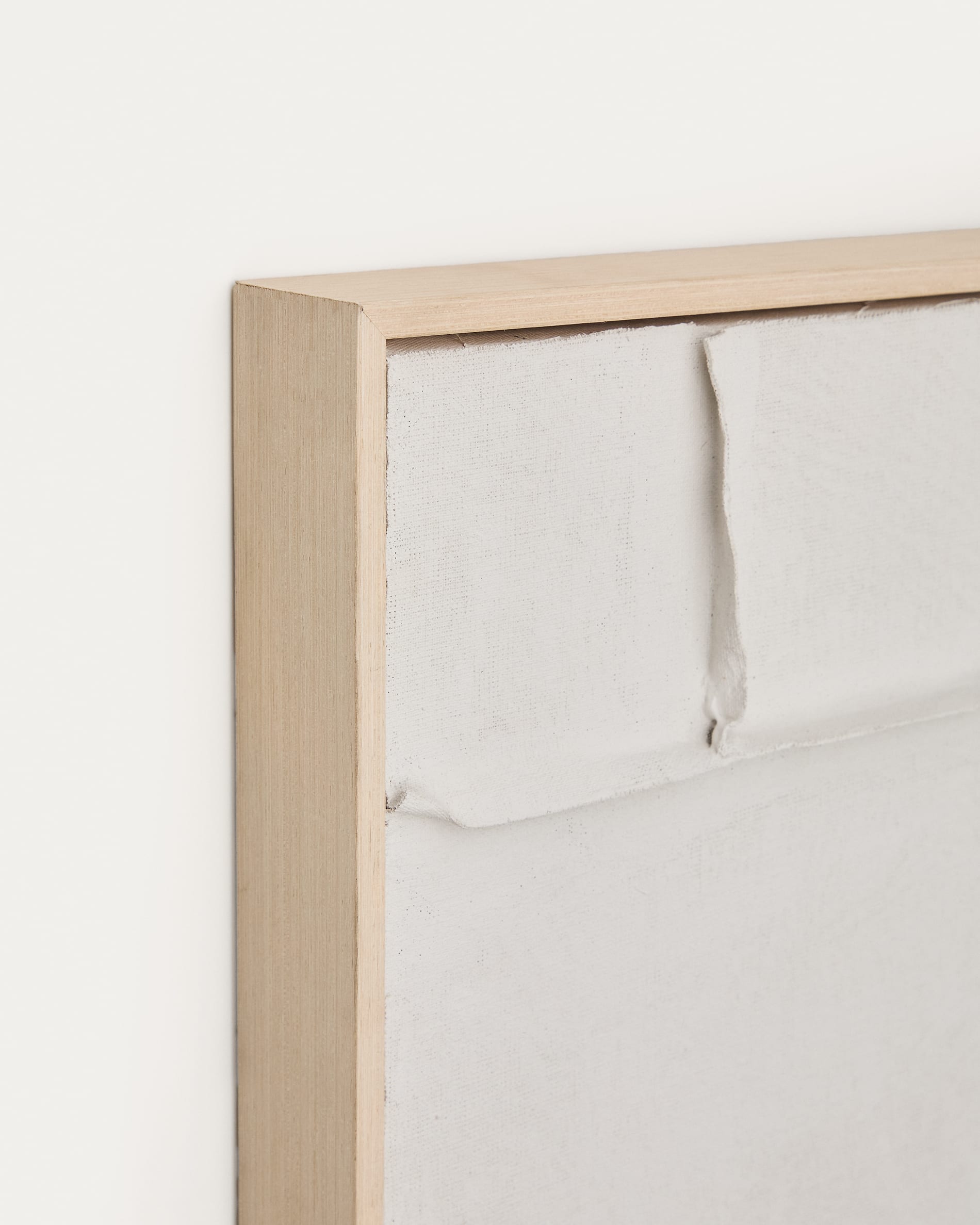 Das Klis Bild von Kave Home, 60x90 cm, aus Leinen mit weißen geometrischen Formen, bringt moderne Eleganz in Ihre Einrichtung.