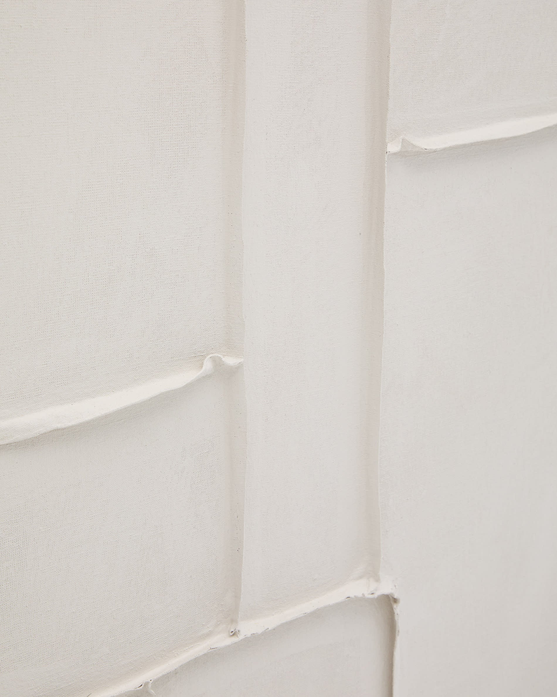 Das Klis Bild von Kave Home, 60x90 cm, aus Leinen mit weißen geometrischen Mustern, verleiht Ihrem Raum einen modernen und stilvollen Akzent.