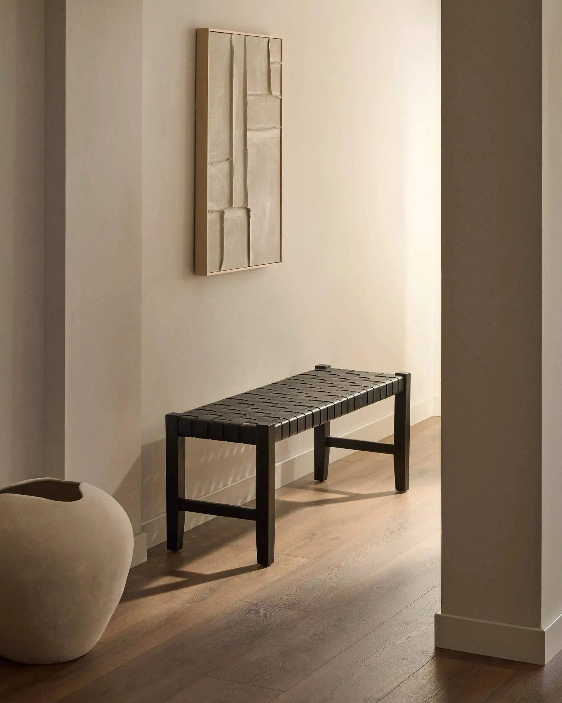 Das Bild Klis aus Leinen von Kave Home zeigt geometrische Formen in Weiß, misst 60 x 90 cm und verleiht jedem Raum Eleganz.
