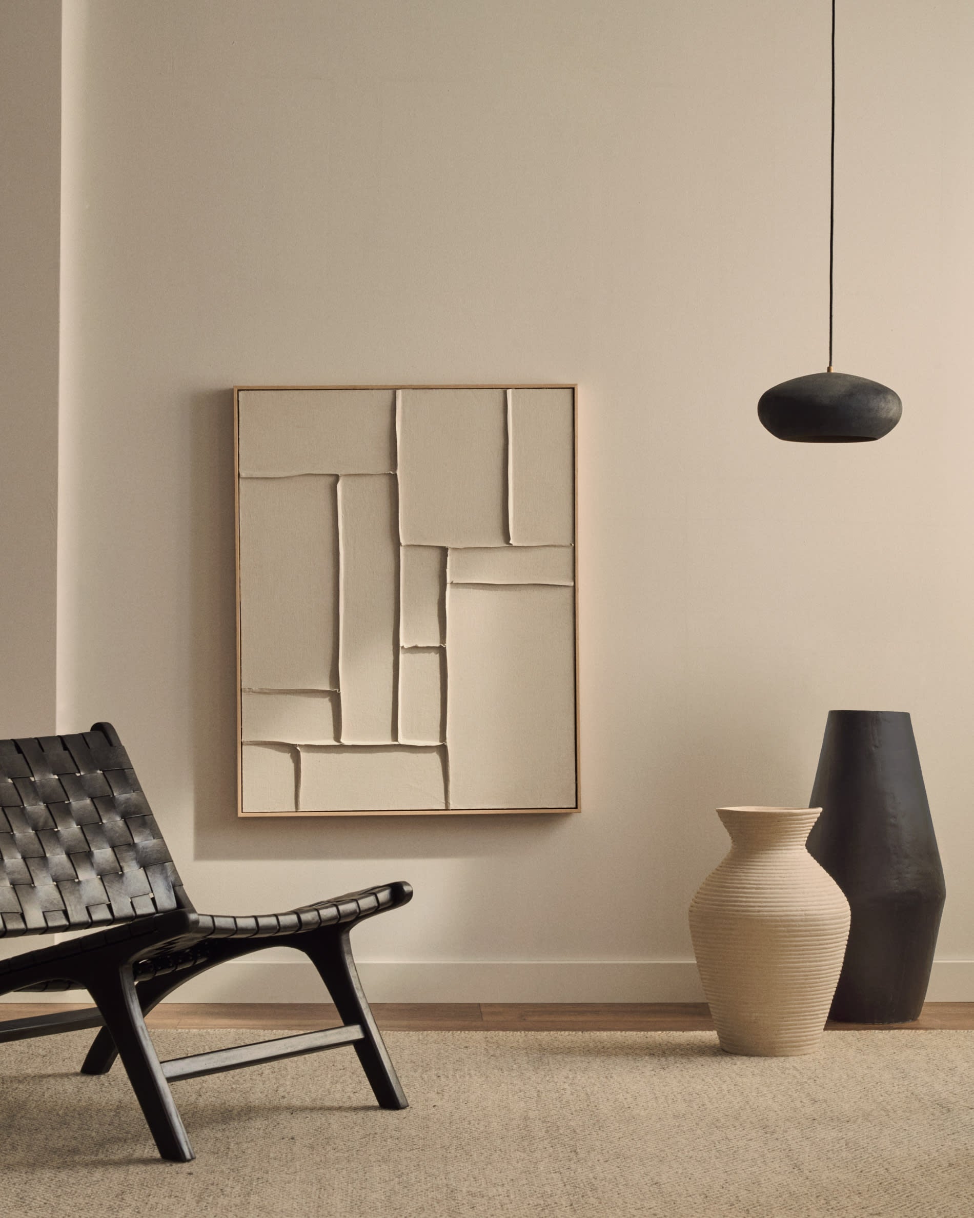Das Klis Bild von Kave Home, 60x90 cm, aus Leinen mit weißen geometrischen Formen, bringt moderne Eleganz in Ihre Einrichtung.