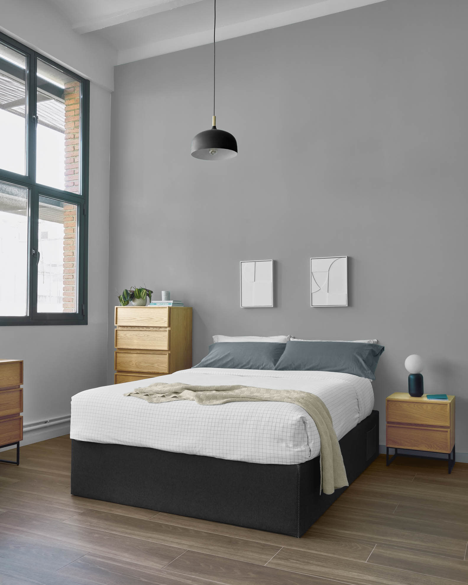 Stylisches aufklappbares Bettgestell in Schwarz von Kave Home, perfekt für 140 x 190 cm Matratzen. Bietet praktischen Stauraum und pflegeleichtes Design.