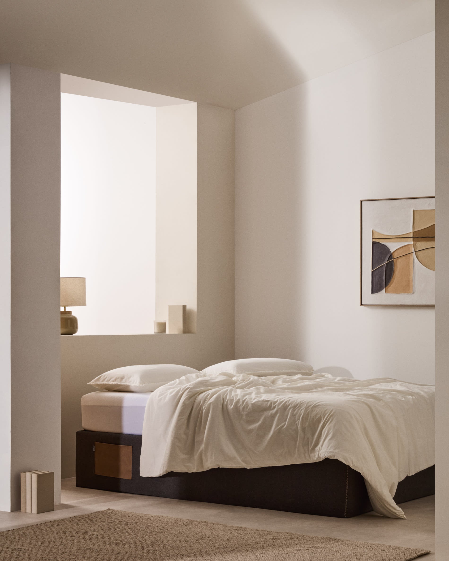 Stylisches und funktionales Bettgestell Matters in Schwarz von Kave Home, perfekt für 140 x 190 cm Matratzen. Bietet praktischen Stauraum und einfache Montage.