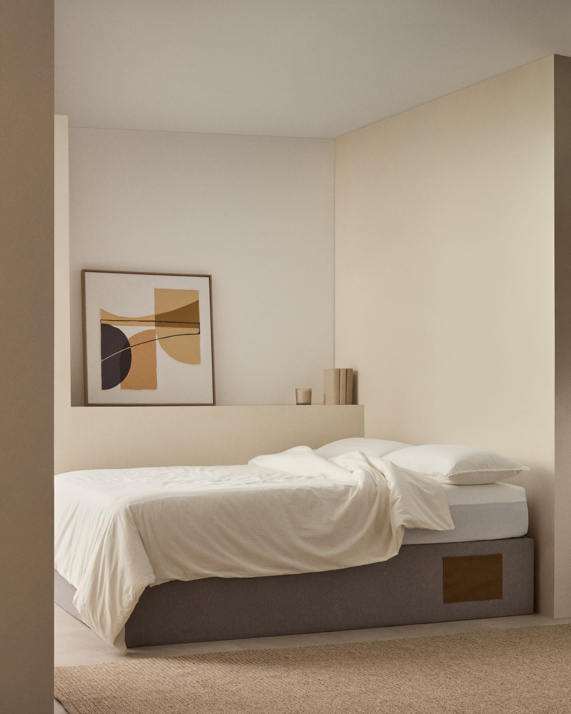 Elegantes graues Klappbettgestell von Kave Home, passend für 140x190 cm Matratzen, ideal für zeitgemäße Wohnräume.