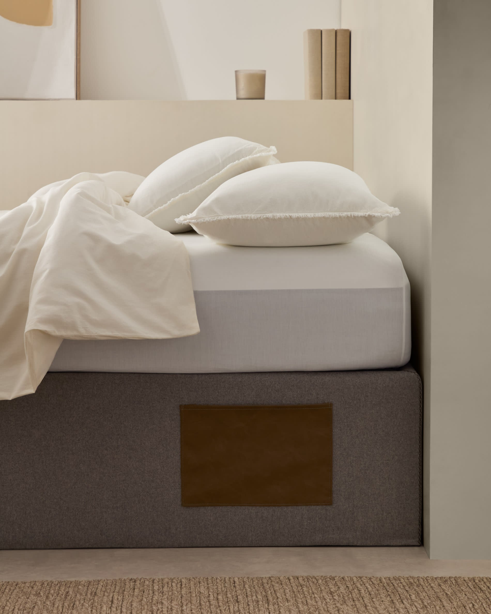 Modernes graues Bettgestell von Kave Home, klappbar, für 140x190 cm Matratzen, perfekt für stilvolle Einrichtung.