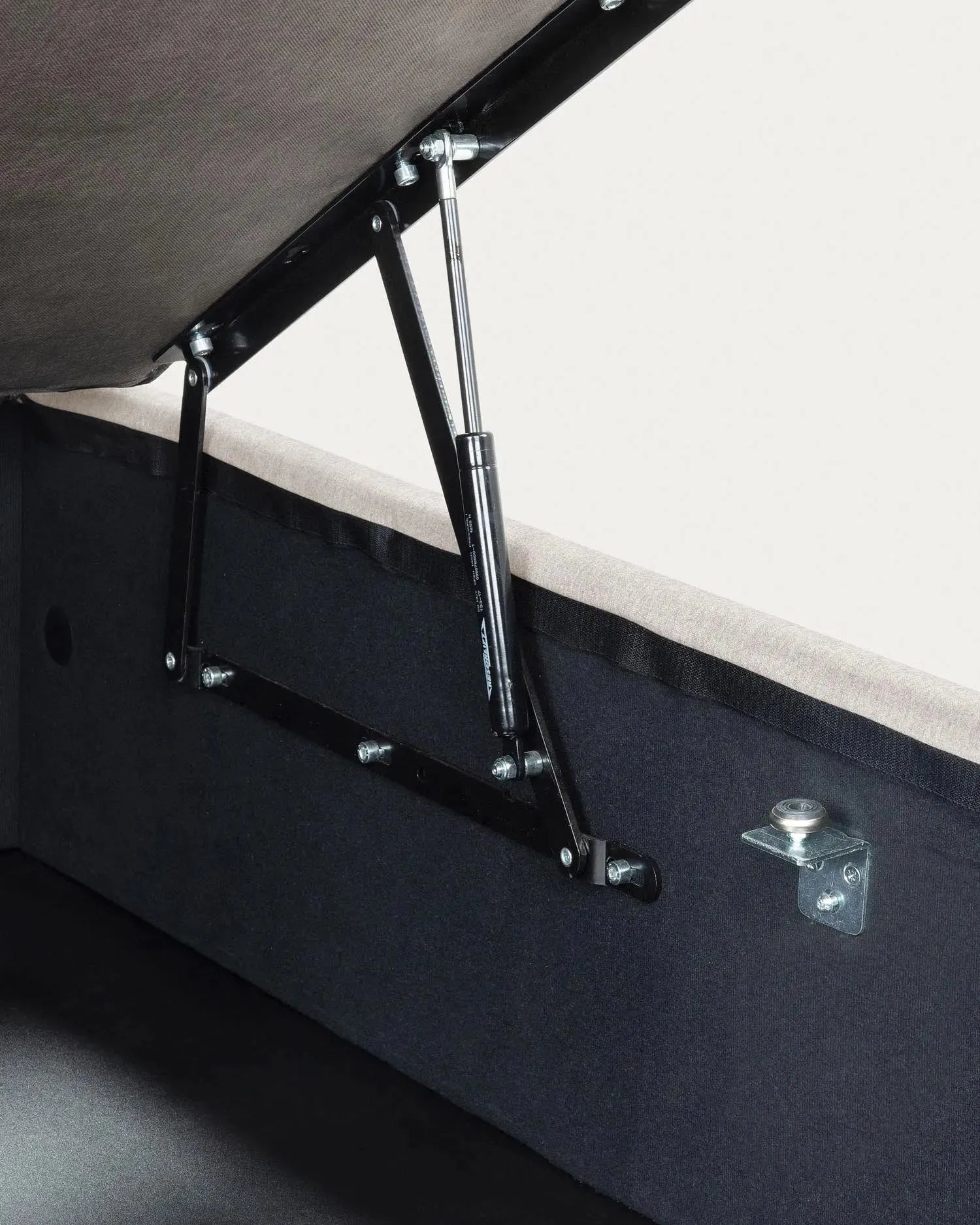 Beiges klappbares Bettgestell von Kave Home, ideal für 140x190 cm Matratzen, stilvoll, funktional und platzsparend.