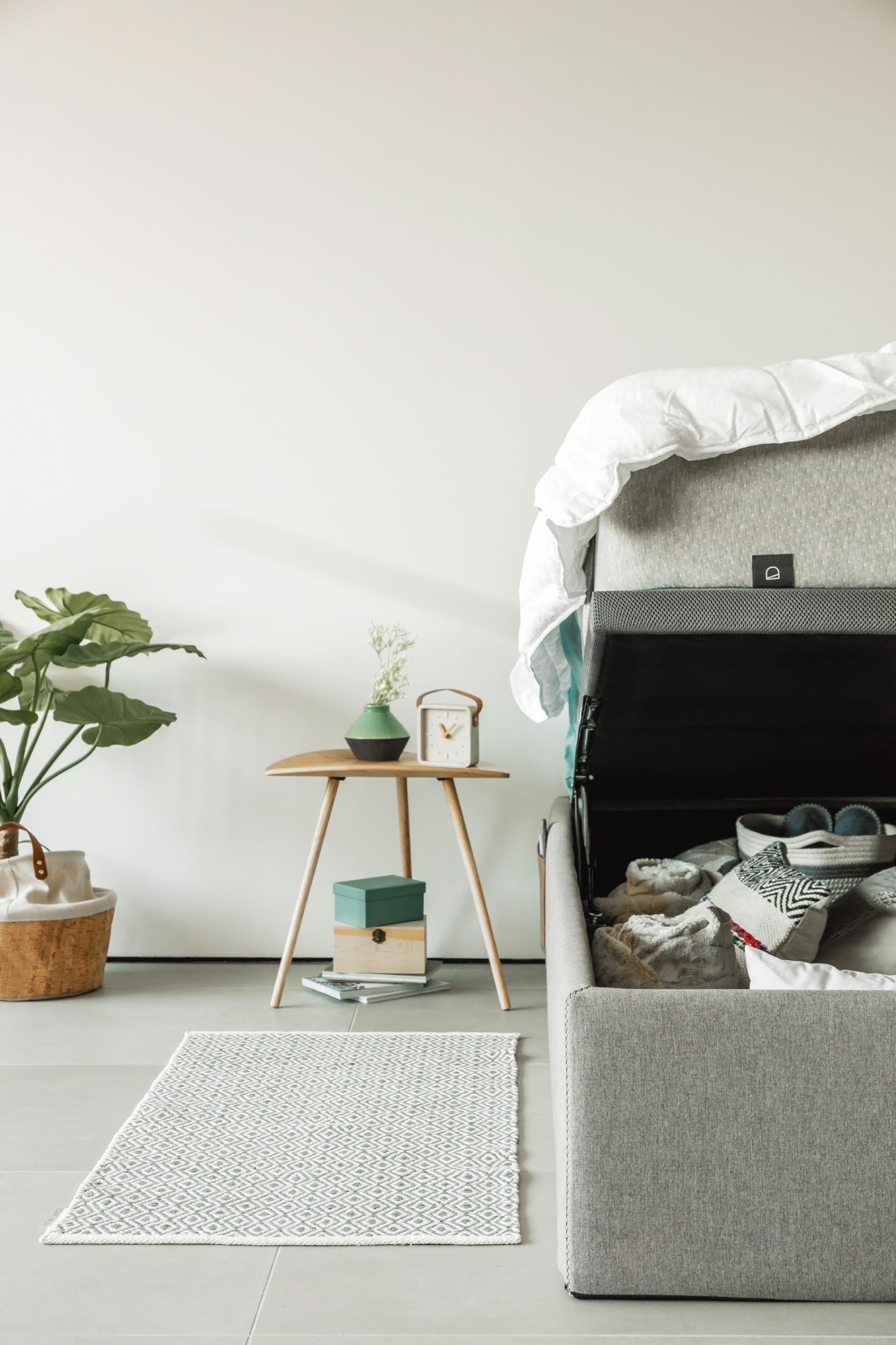 Beiges klappbares Bettgestell von Kave Home, ideal für 140x190 cm Matratzen, stilvoll, funktional und platzsparend.
