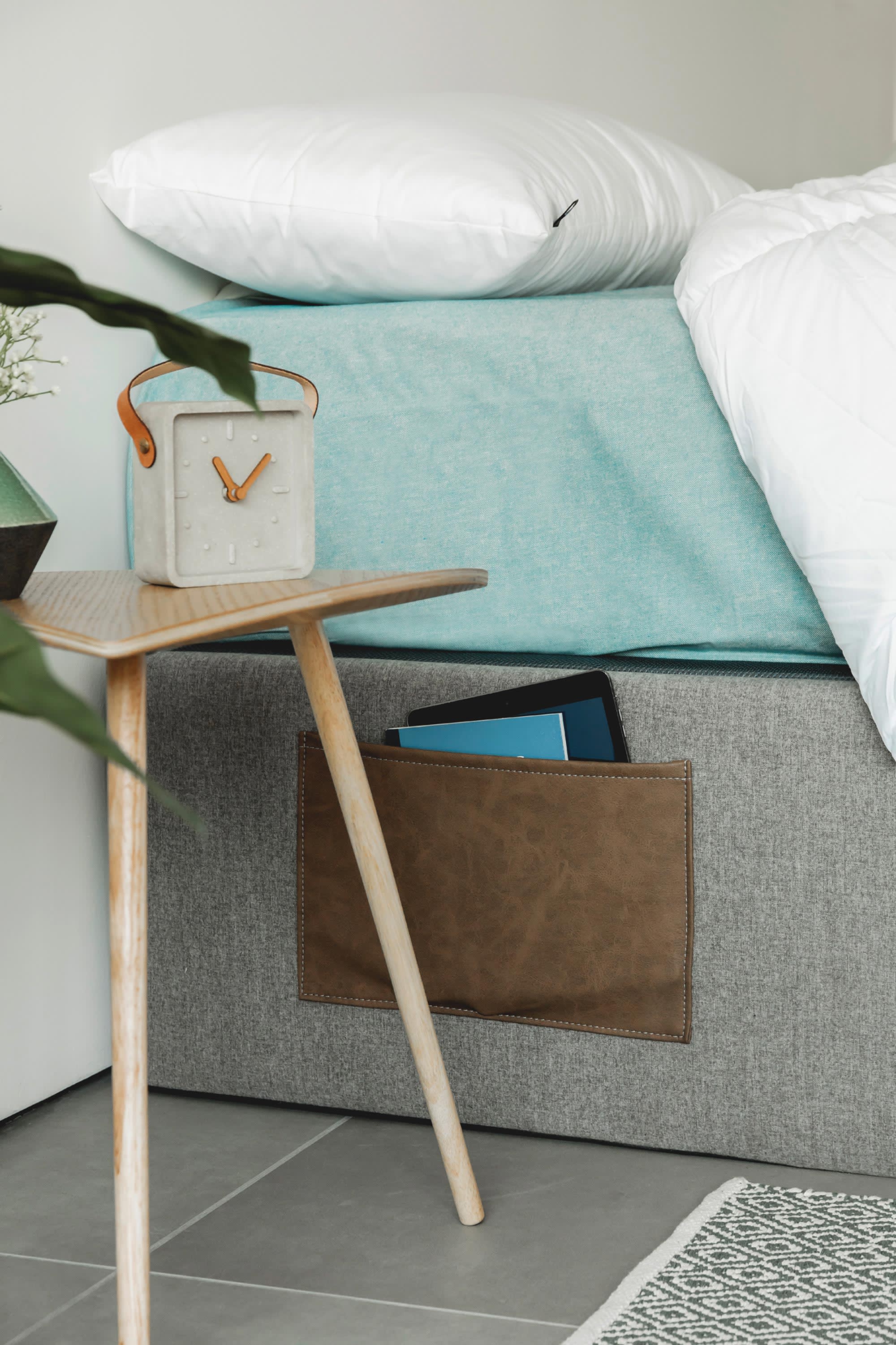 Elegantes beiges Bettgestell von Kave Home, klappbar und passend für 140x190 cm Matratzen, praktisch und modern designt.