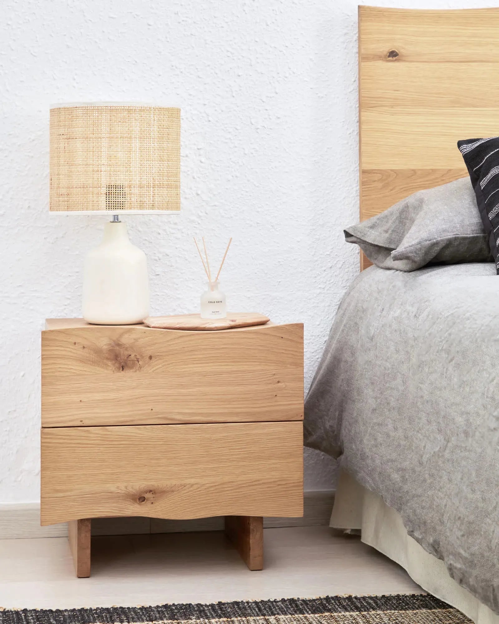 Elegantes beiges Bettgestell von Kave Home, klappbar und passend für 140x190 cm Matratzen, praktisch und modern designt.