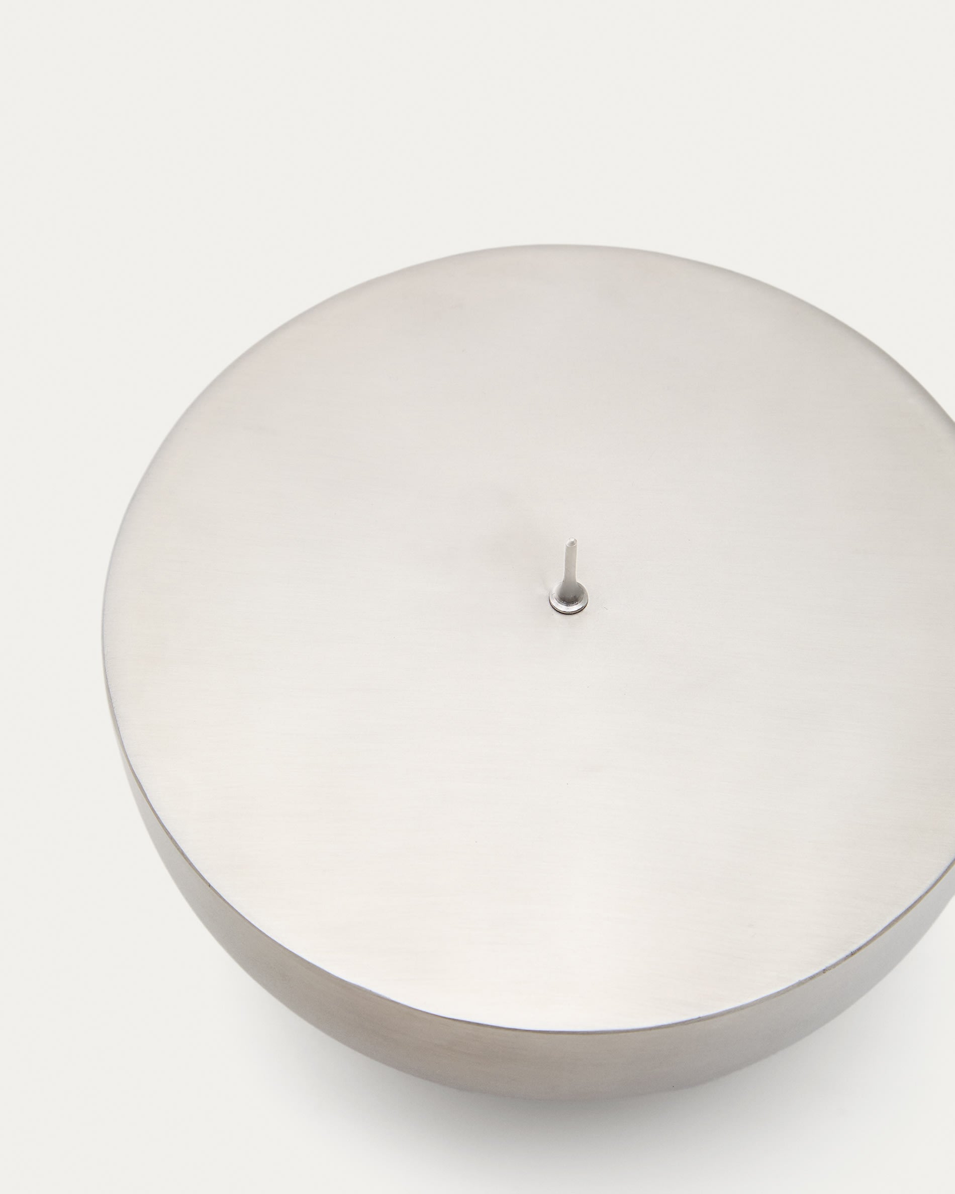 Grosser Kerzenhalter Quira aus silberfarbenem Edelstahl  in Silber präsentiert im Onlineshop von KAQTU Design AG. Kerzenständer ist von Kave Home