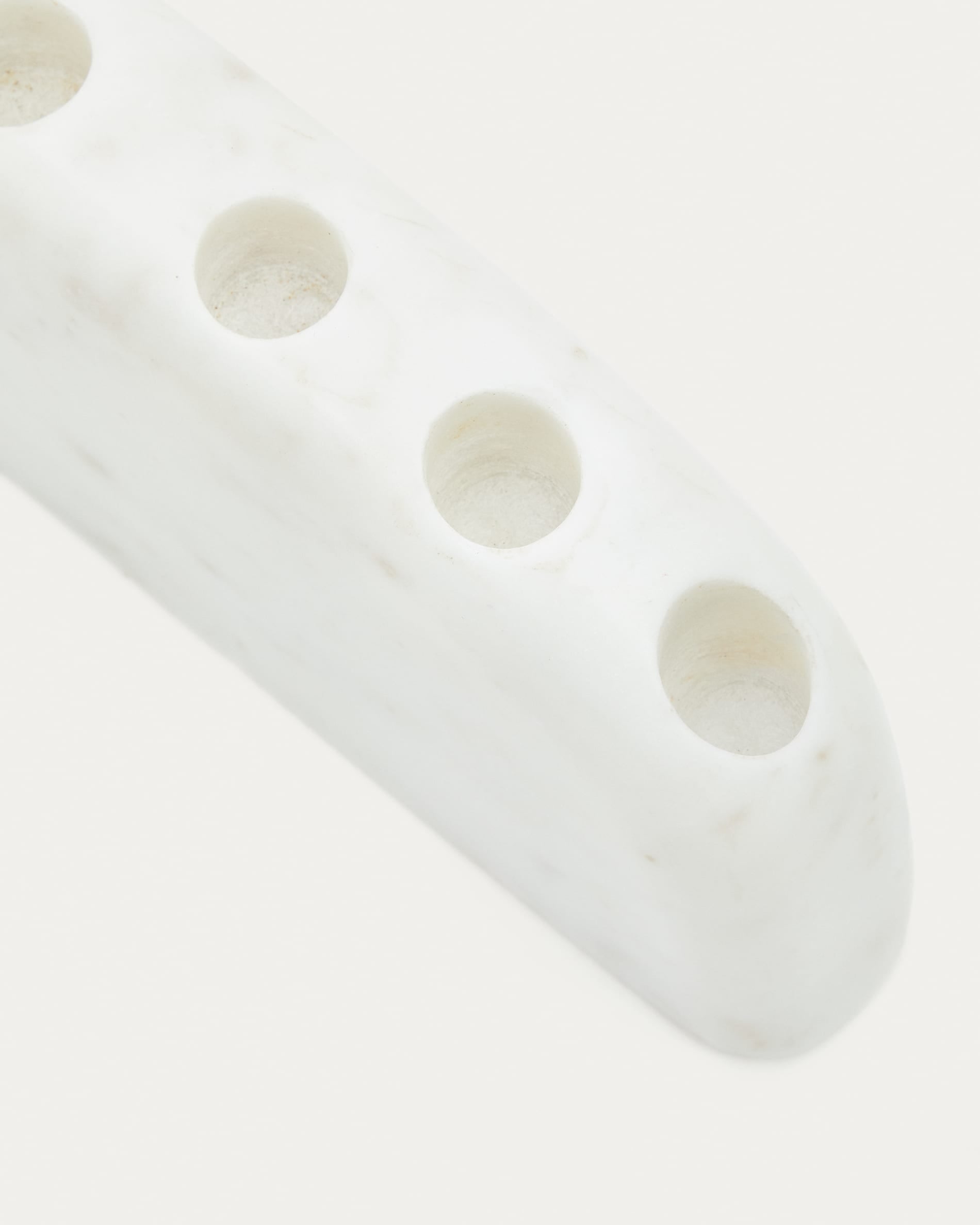 Eleganter Kerzenhalter Signe aus weißem Marmor, 10 cm, von Kave Home. Perfekt für stilvolle Dekoration und modernes Ambiente.
