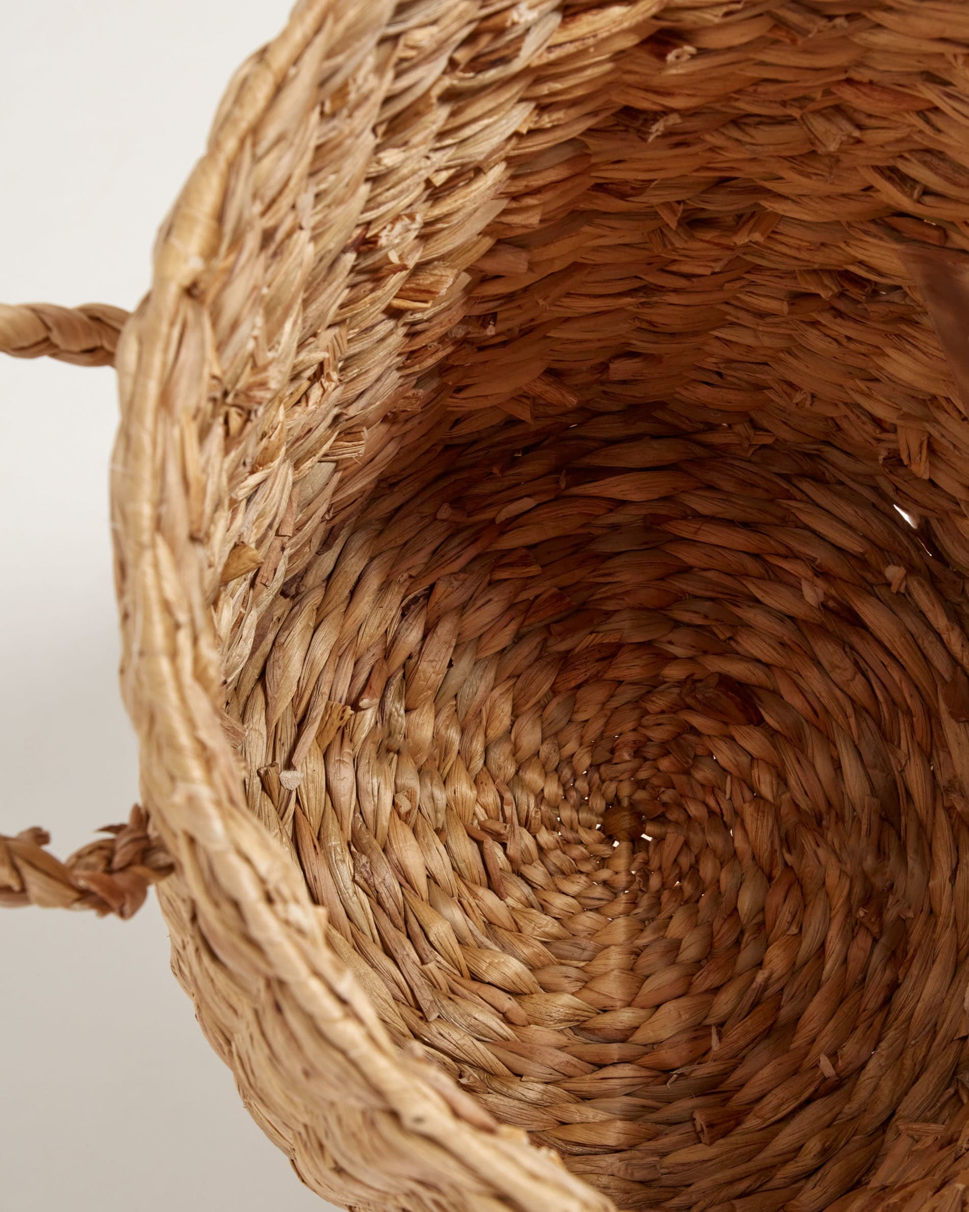 Der Yessira Wäschekorb von Kave Home vereint stilvolles Design und Nachhaltigkeit. Aus Wasserhyazinthe gefertigt, ist er ideal für Ordnung und Dekoration.