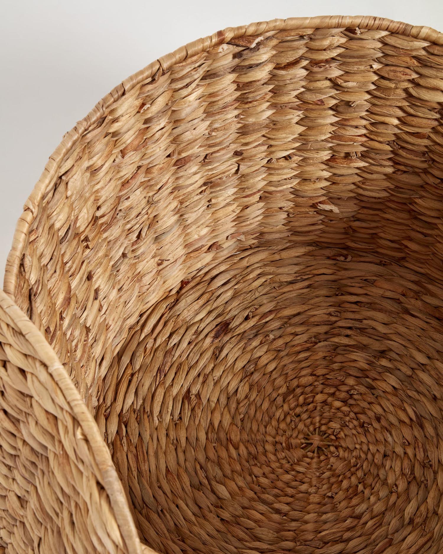Der Yessira Wäschekorb von Kave Home vereint natürliche Materialien und elegantes Design, ideal für stilvolle Ordnung in jedem Raum.