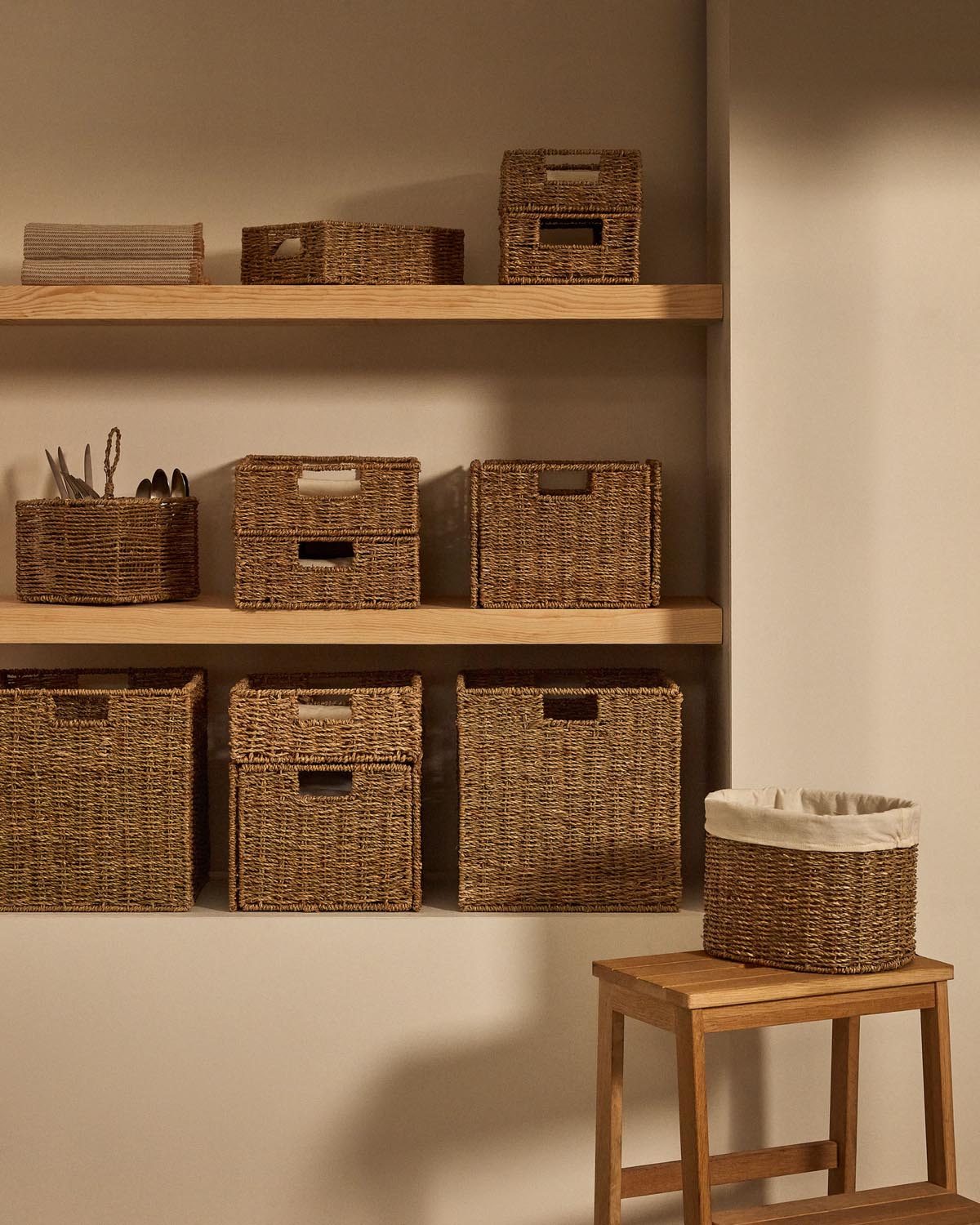 Tossa Set aus 2 Kisten aus Naturfasern 28 x 20 cm / 32 x 27 cm in Natur präsentiert im Onlineshop von KAQTU Design AG. Aufbewahrungskorb ist von Kave Home