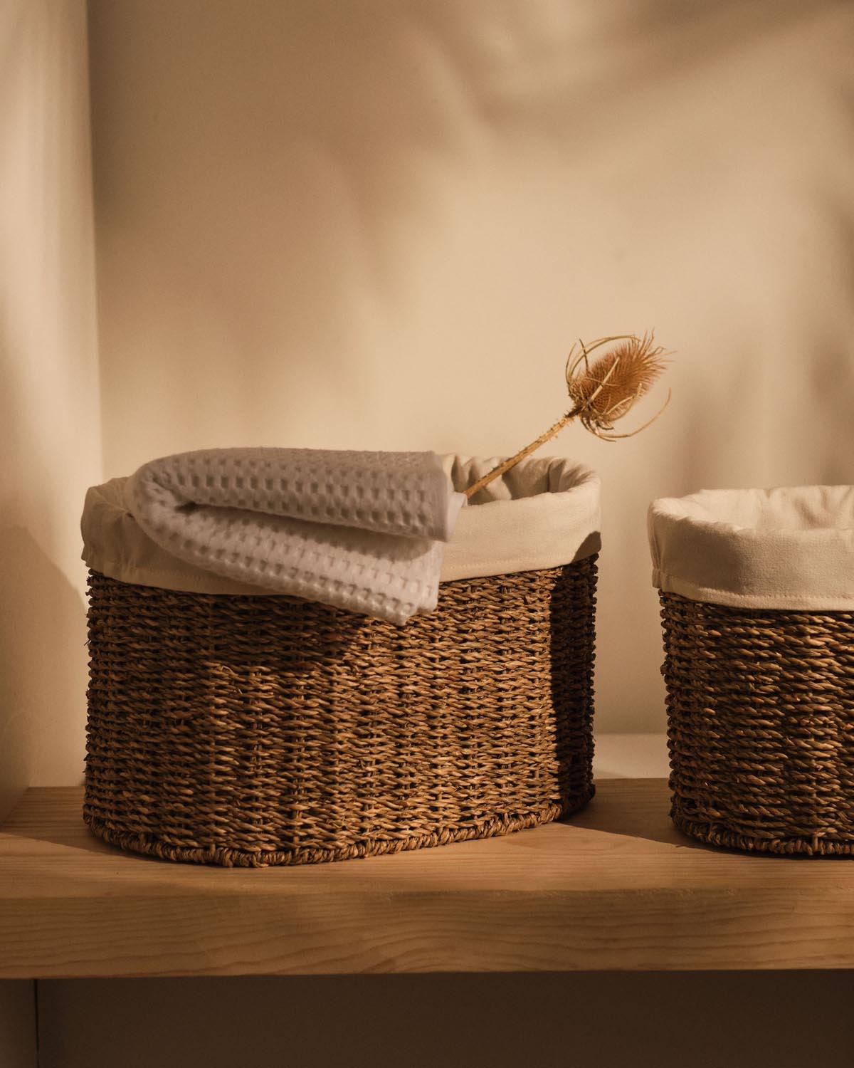 Tossa Set aus 2 mittelgrossen Körben aus Naturfasern in Natur präsentiert im Onlineshop von KAQTU Design AG. Aufbewahrungskorb ist von Kave Home