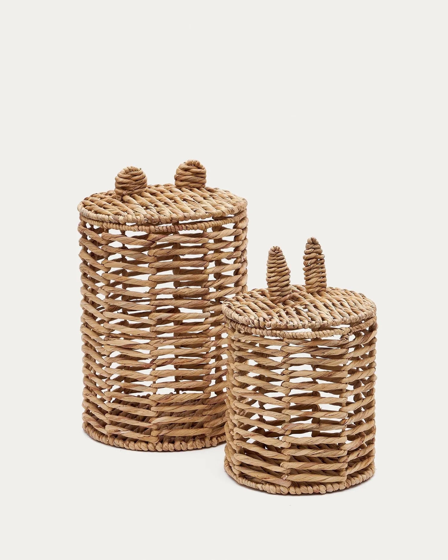 Das Venezia Set enthält zwei handgefertigte Körbe aus Naturfasern, ideal zur stilvollen Aufbewahrung im Kinderzimmer.