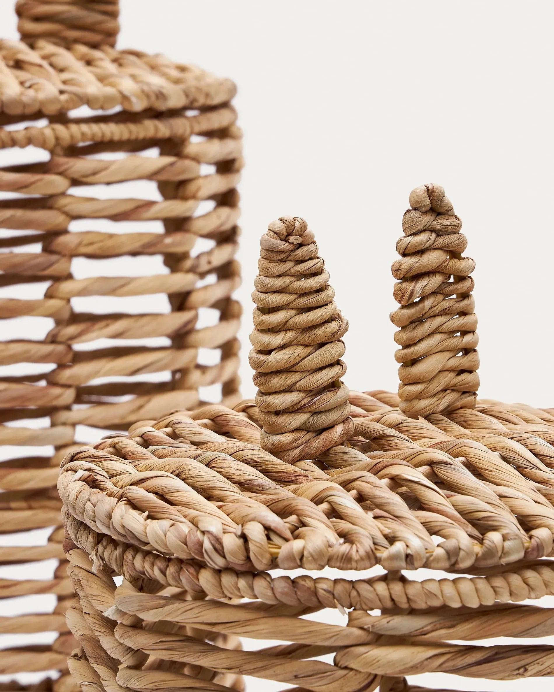 Das Venezia Set umfasst zwei stilvolle Körbe aus Naturfasern, perfekt für die Aufbewahrung im Kinderzimmer.
