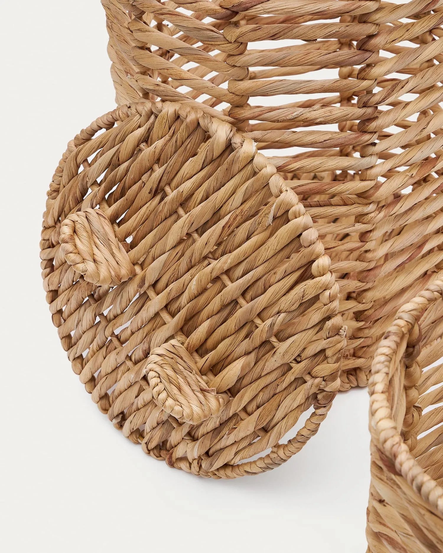 Das Venezia Set enthält zwei stilvolle Körbe aus Naturfasern, ideal für die Aufbewahrung und Dekoration im Kinderzimmer.