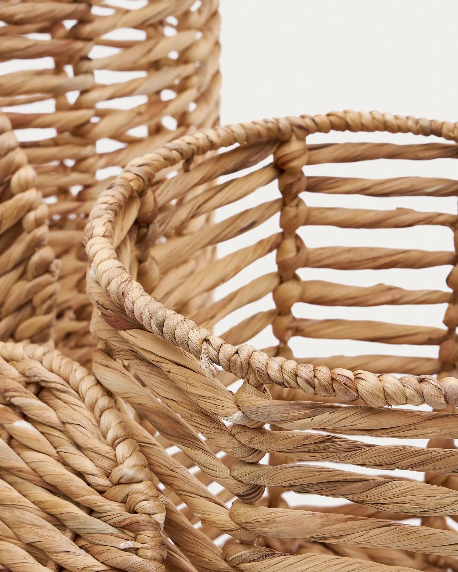 Das Venezia Set umfasst zwei handgefertigte Körbe aus Naturfasern, perfekt für stilvolle Ordnung im Kinderzimmer.