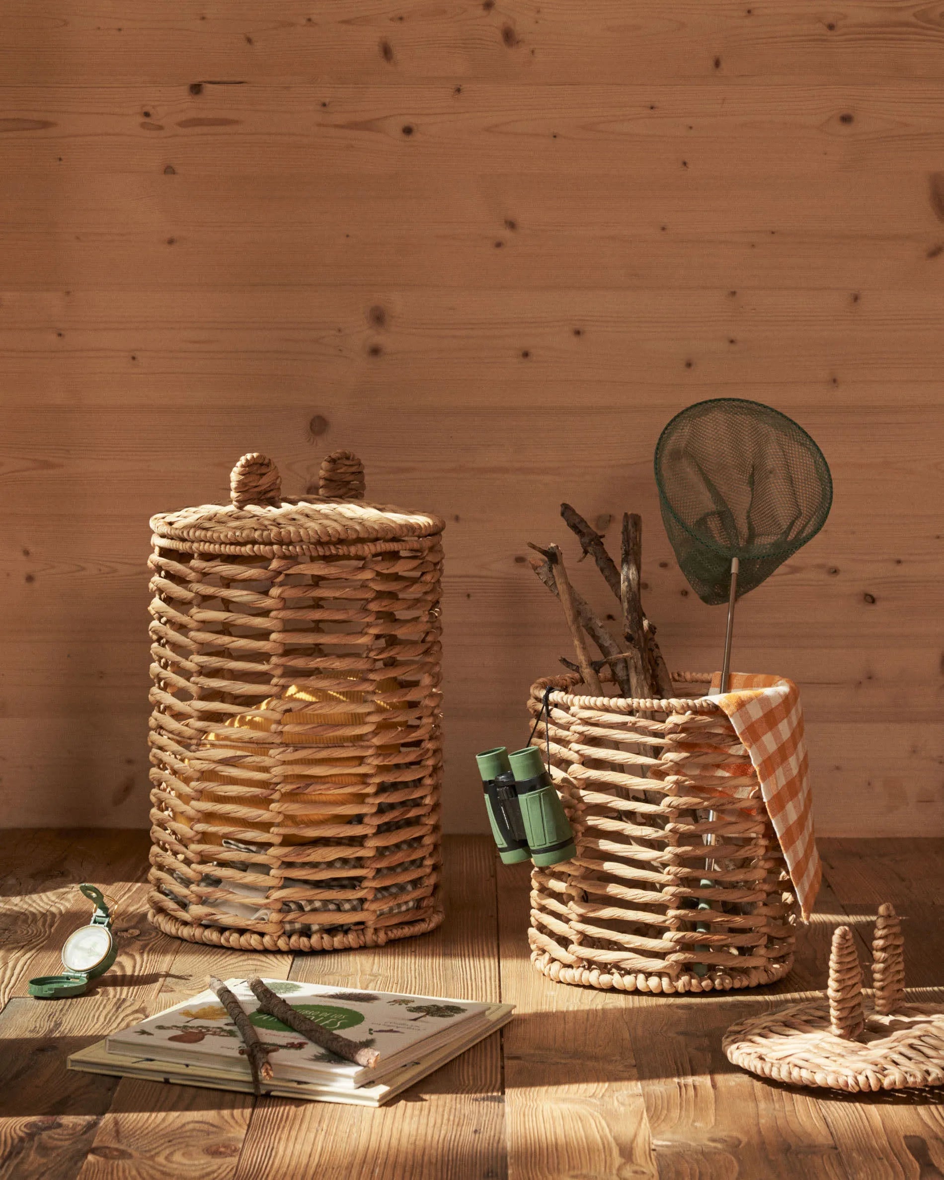 Das Venezia Set enthält zwei handgefertigte Körbe aus Naturfasern, ideal zur stilvollen Aufbewahrung im Kinderzimmer.