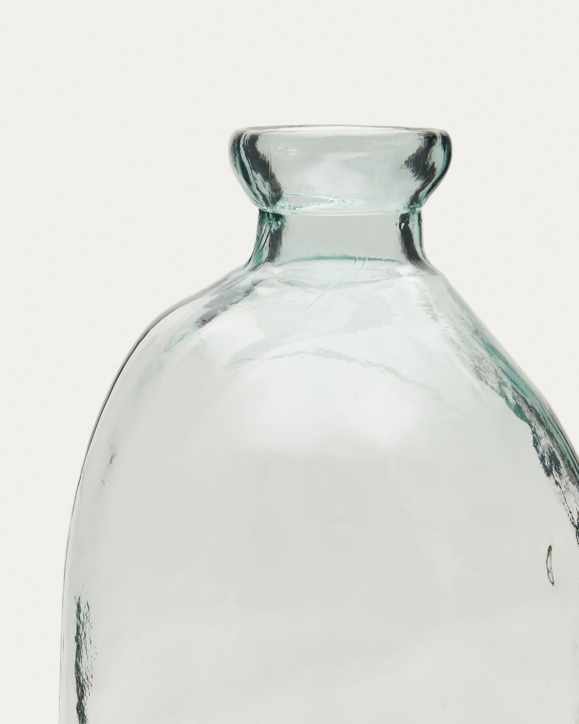 Die Brenna Vase aus 100% recyceltem Glas vereint Eleganz und Nachhaltigkeit. Mit 73 cm Höhe ein stilvolles Highlight für Ihr Zuhause.