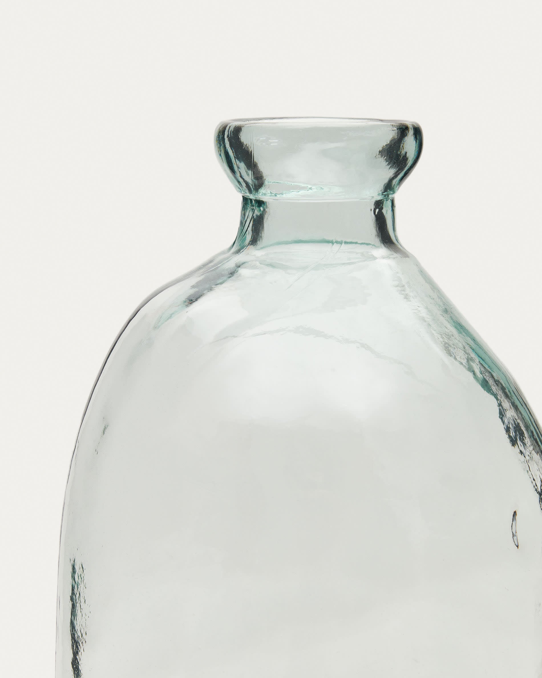 Entdecken Sie die Brenna Vase von Kave Home: 73 cm hoch, aus 100% recyceltem Glas, vereint sie stilvolle Eleganz mit umweltfreundlichem Design.