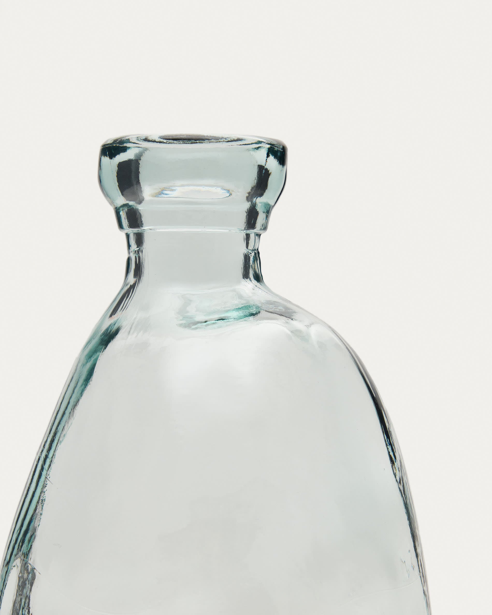 Die Brenna Vase aus 100% recyceltem Glas vereint Eleganz und Nachhaltigkeit. Mit 51 cm Höhe ist sie ein stilvolles Highlight.