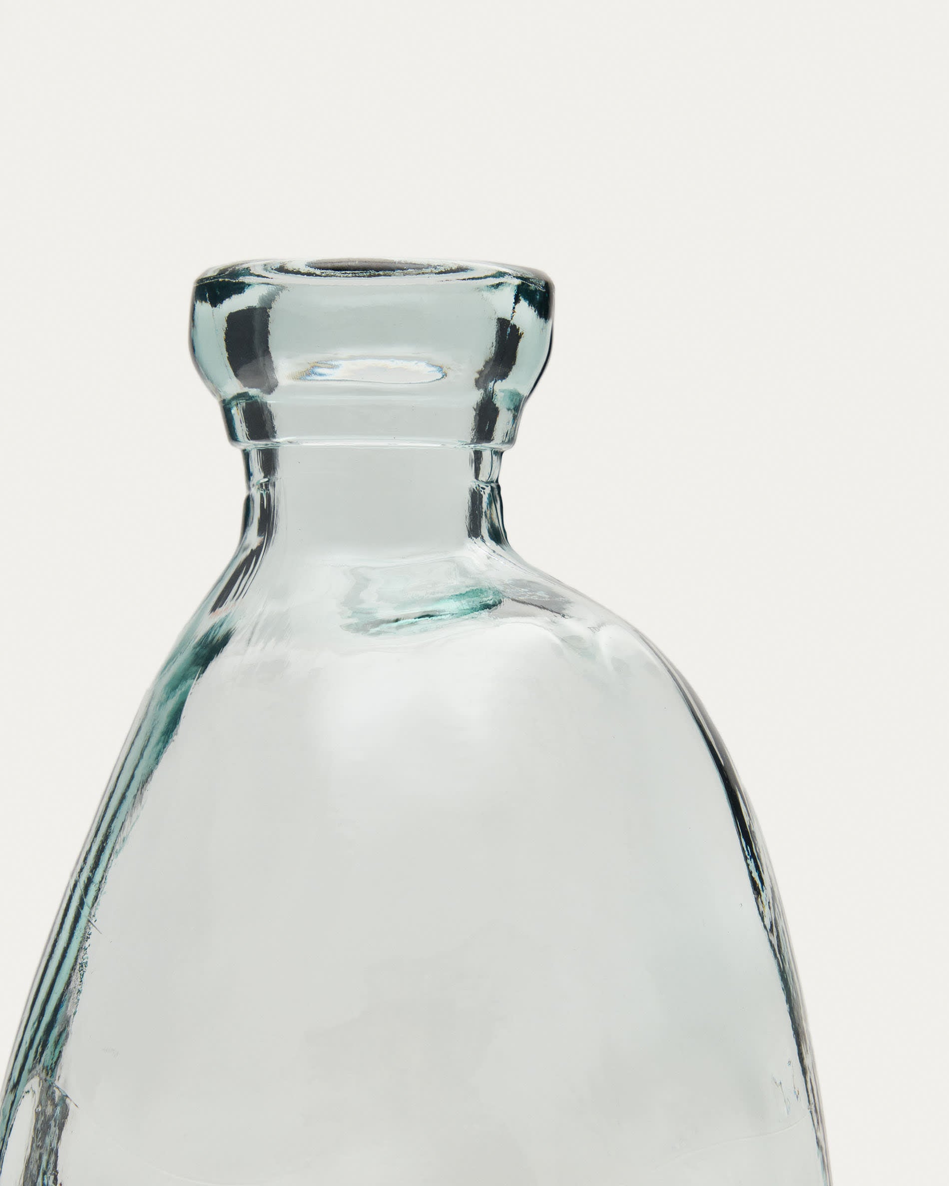 Die Brenna Vase von Kave Home, 51 cm hoch, aus 100% recyceltem Glas, vereint stilvolle Eleganz mit nachhaltigem Design für jedes Zuhause.