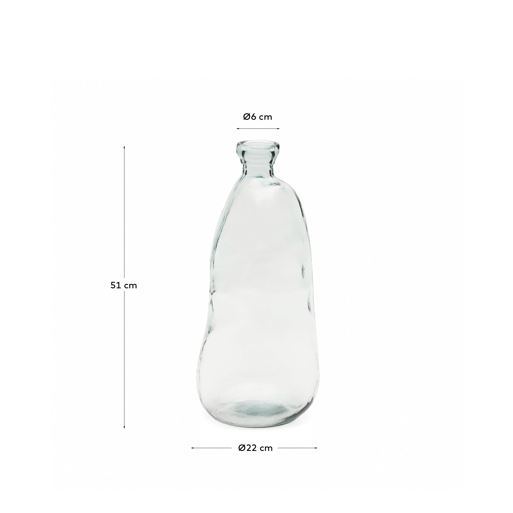 Die Brenna Vase aus 100% recyceltem Glas vereint Eleganz und Nachhaltigkeit. Mit 51 cm Höhe ist sie ein stilvolles Highlight.